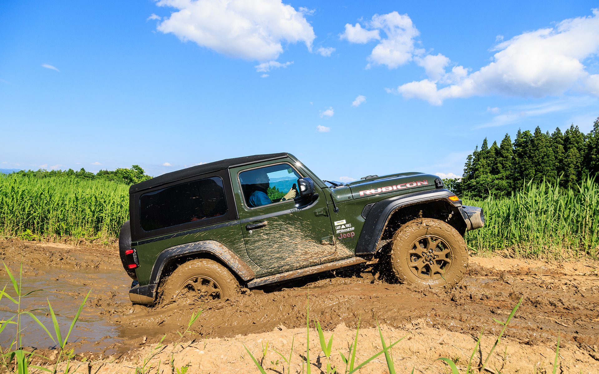 自分たちで運転した急坂やモーグル、バンクが組み合わさったようなコースを、インストラクターの運転でじっくりゆっくり走行。深いぬかるみや大きな水たまりも難なく走破していった