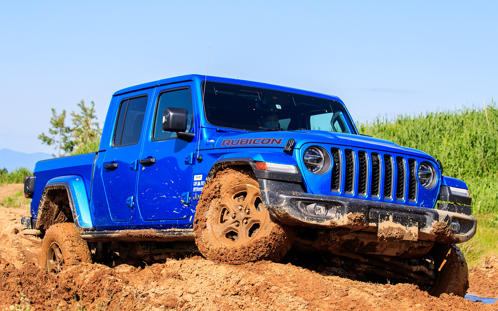 自分たちで運転した急坂やモーグル、バンクが組み合わさったようなコースを、インストラクターの運転でじっくりゆっくり走行。深いぬかるみや大きな水たまりも難なく走破していった