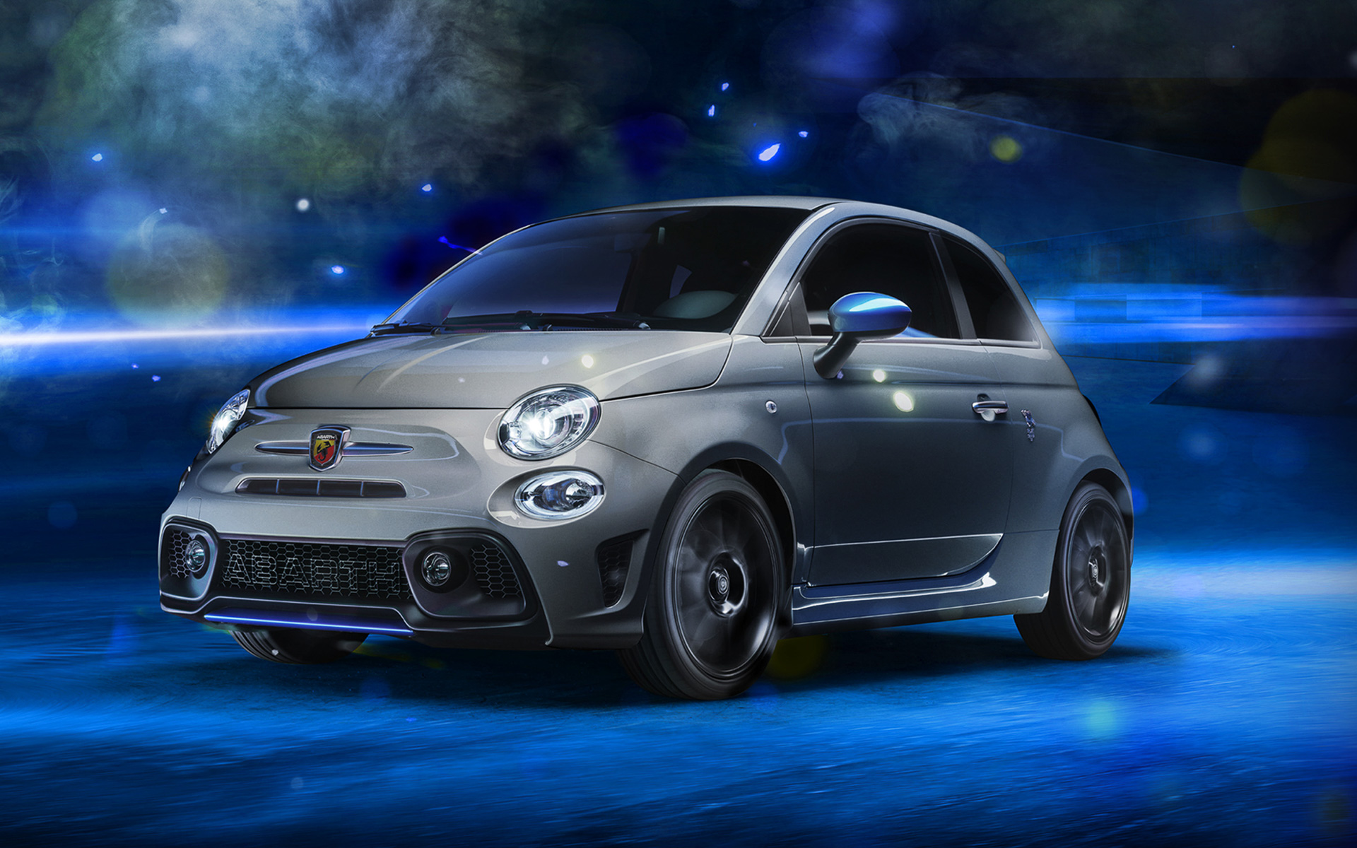 F595のボディサイズは3660×1625×1505mm（全長×全幅×全高）、ホイールベースは2300mm。リアまわりでは高性能エキゾーストシステム「レコードモンツァ」が特徴的