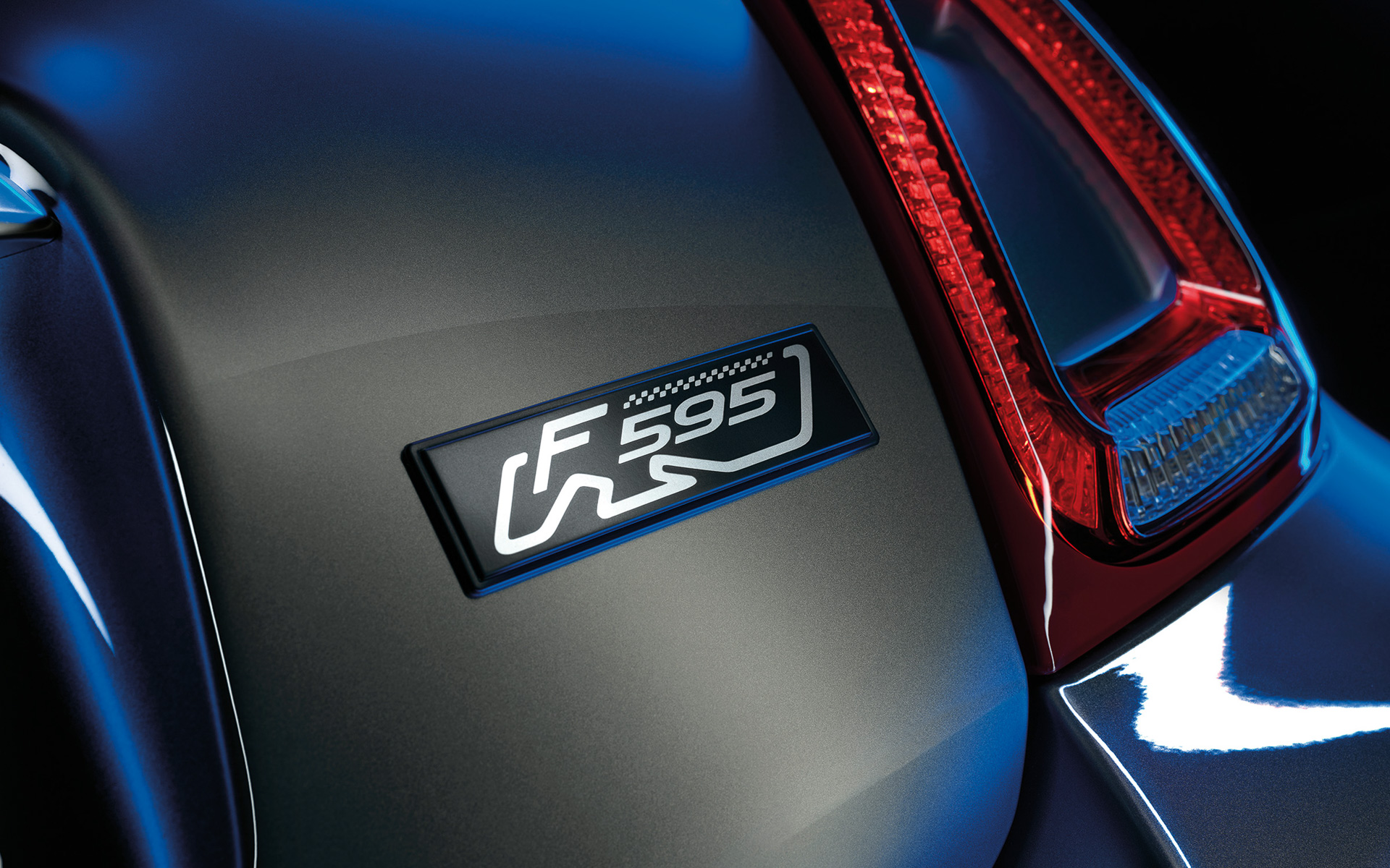 F595のボディサイズは3660×1625×1505mm（全長×全幅×全高）、ホイールベースは2300mm。リアまわりでは高性能エキゾーストシステム「レコードモンツァ」が特徴的