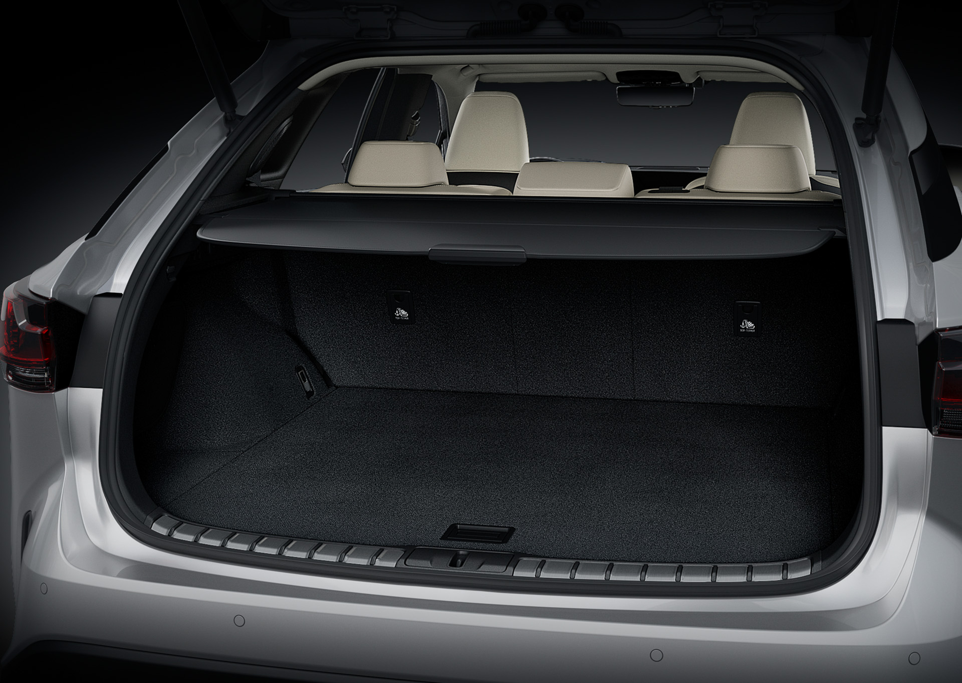 ラゲッジスペースの荷室長は50mm拡大された