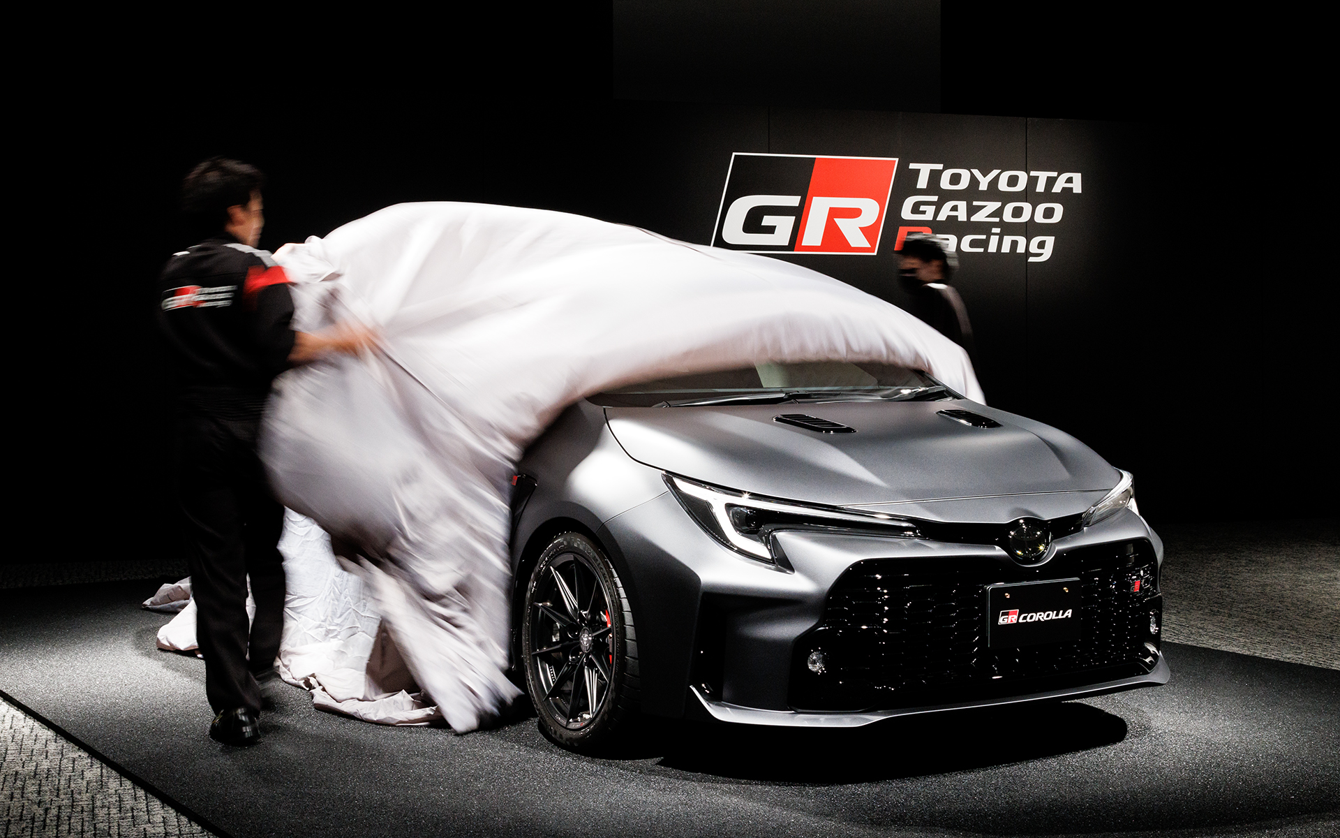 スタッフの手によりアンベール