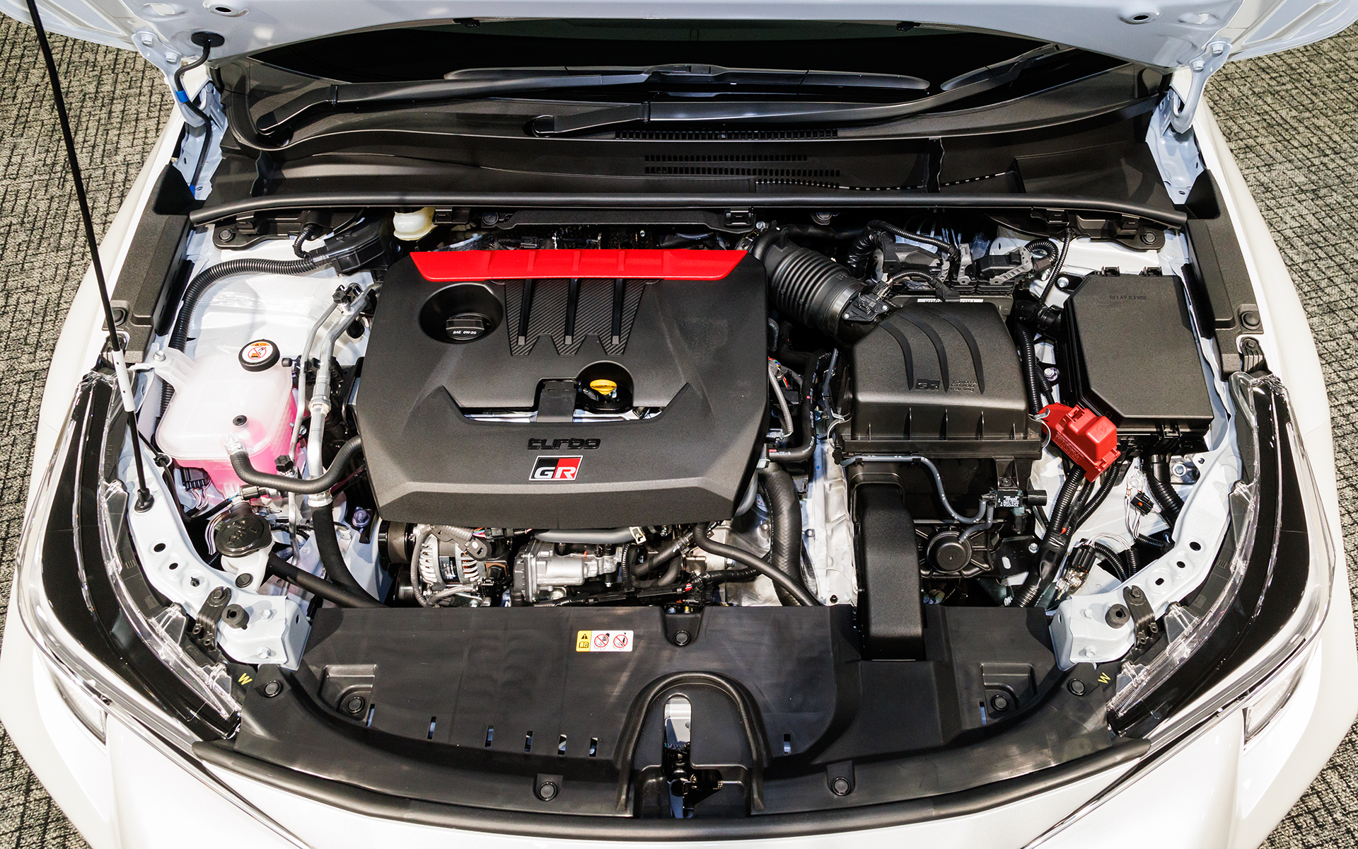 エンジンはGRヤリスと同じ直列3気筒1.6リッターインタークーラーターボユニット。スペックは最高出力が224kW（304PS）/6500rpm、最大トルクは370Nm（37.7kgm）/3000-5550rpm