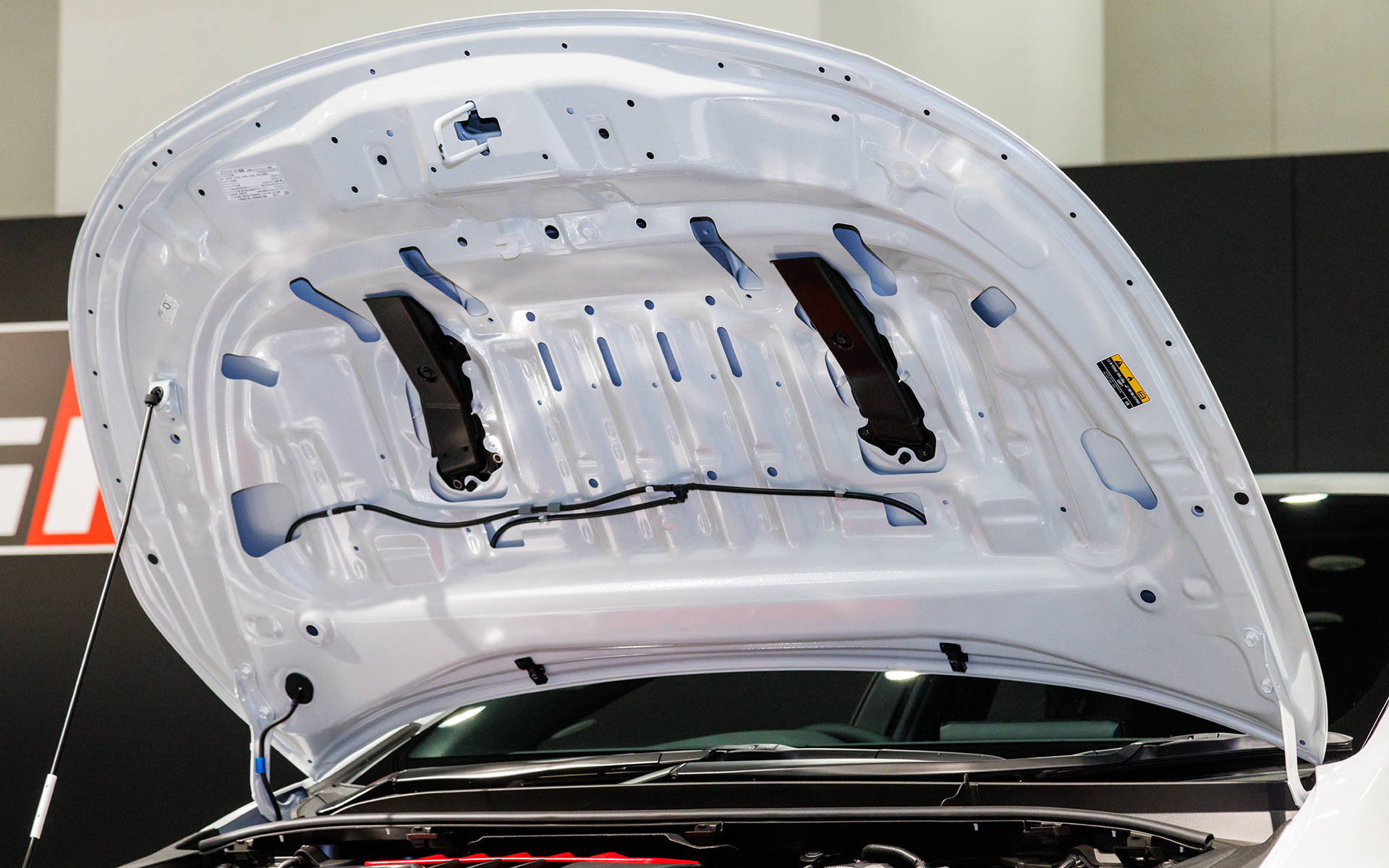 ボンネットにはエアアウトレットを配置。開口部は富士スピードウェイでの実走によりチューニングされた形状を採用。雨水の侵入を防ぐカバーも付属する