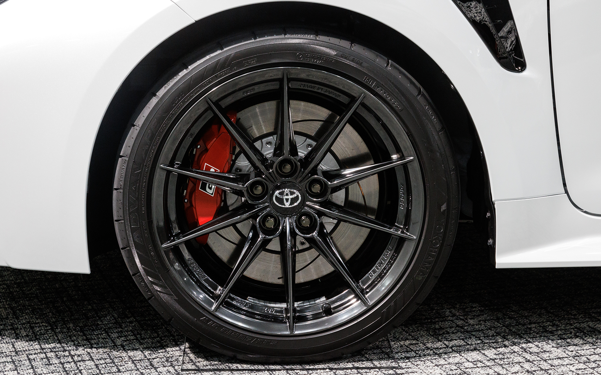 タイヤは横浜ゴム「ADVAN APEX V601」（サイズは235/40R18）で、ホイールはBBS製鍛造アルミホールを採用。ブレーキキャリパーはフロントが18インチアルミ対向4ピストン、リアは16インチアルミ対向2ピストン