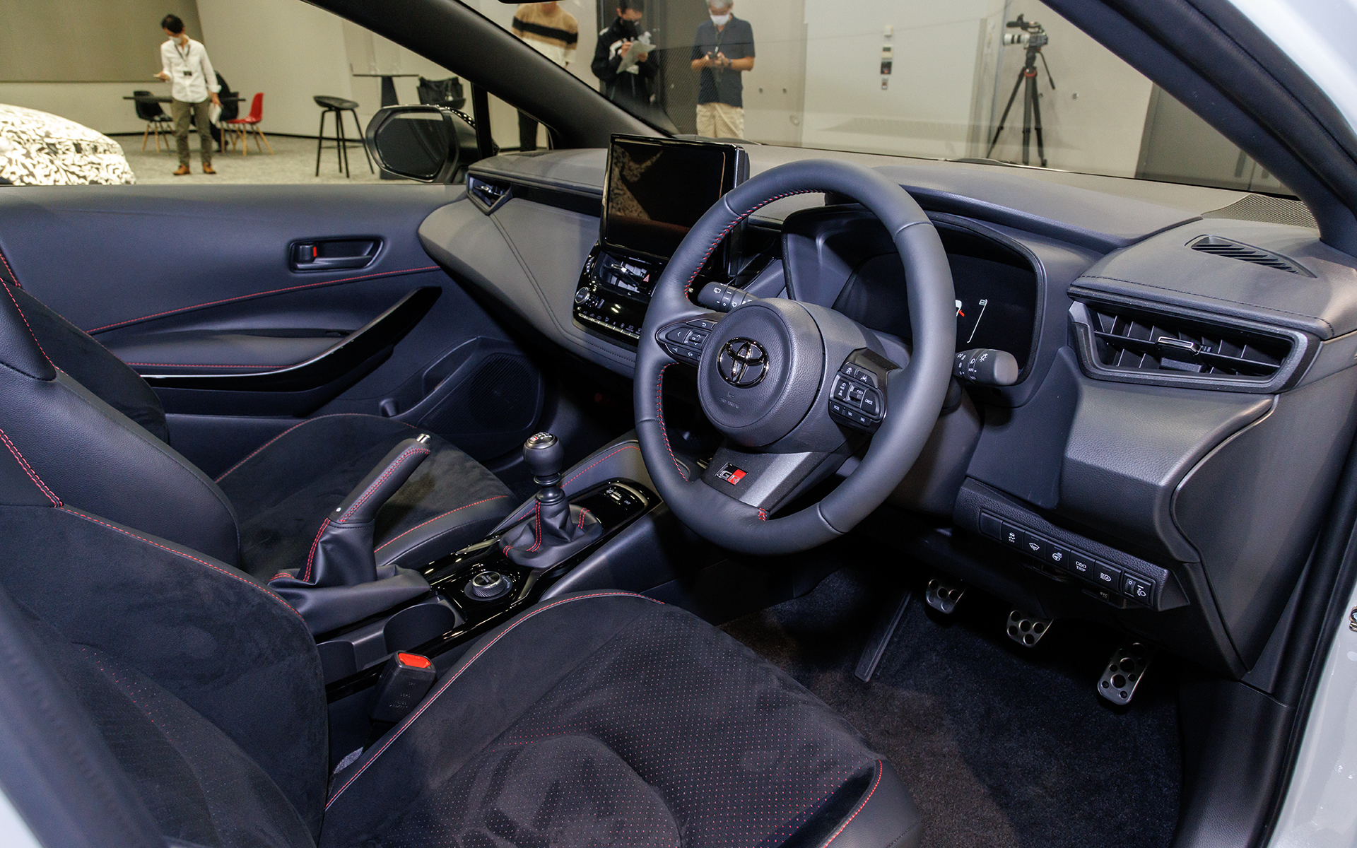 インテリアはブラックをベースにレッドステッチの組み合わせ