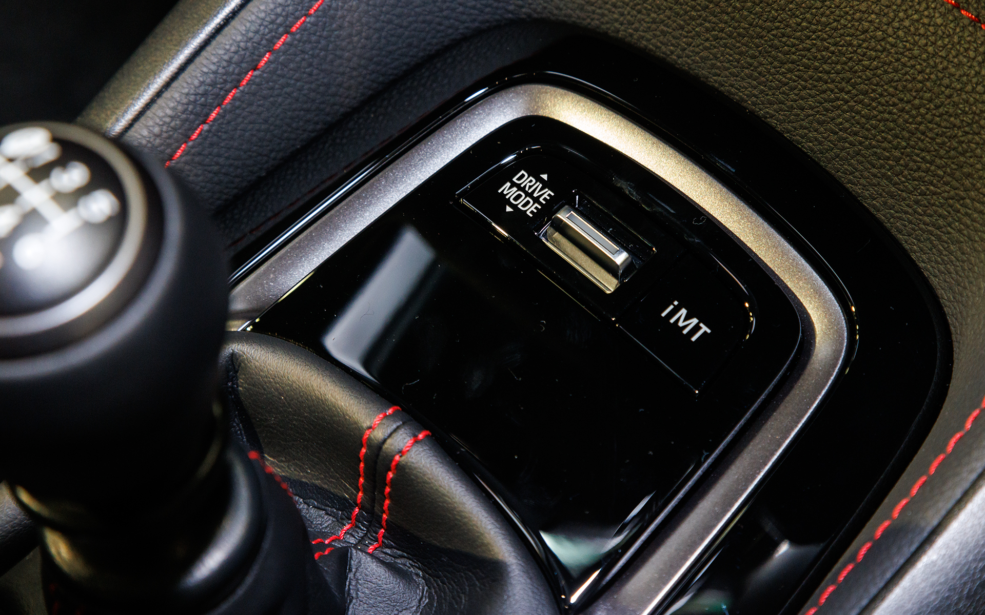 シフト前方にはドライブモード選択スイッチ