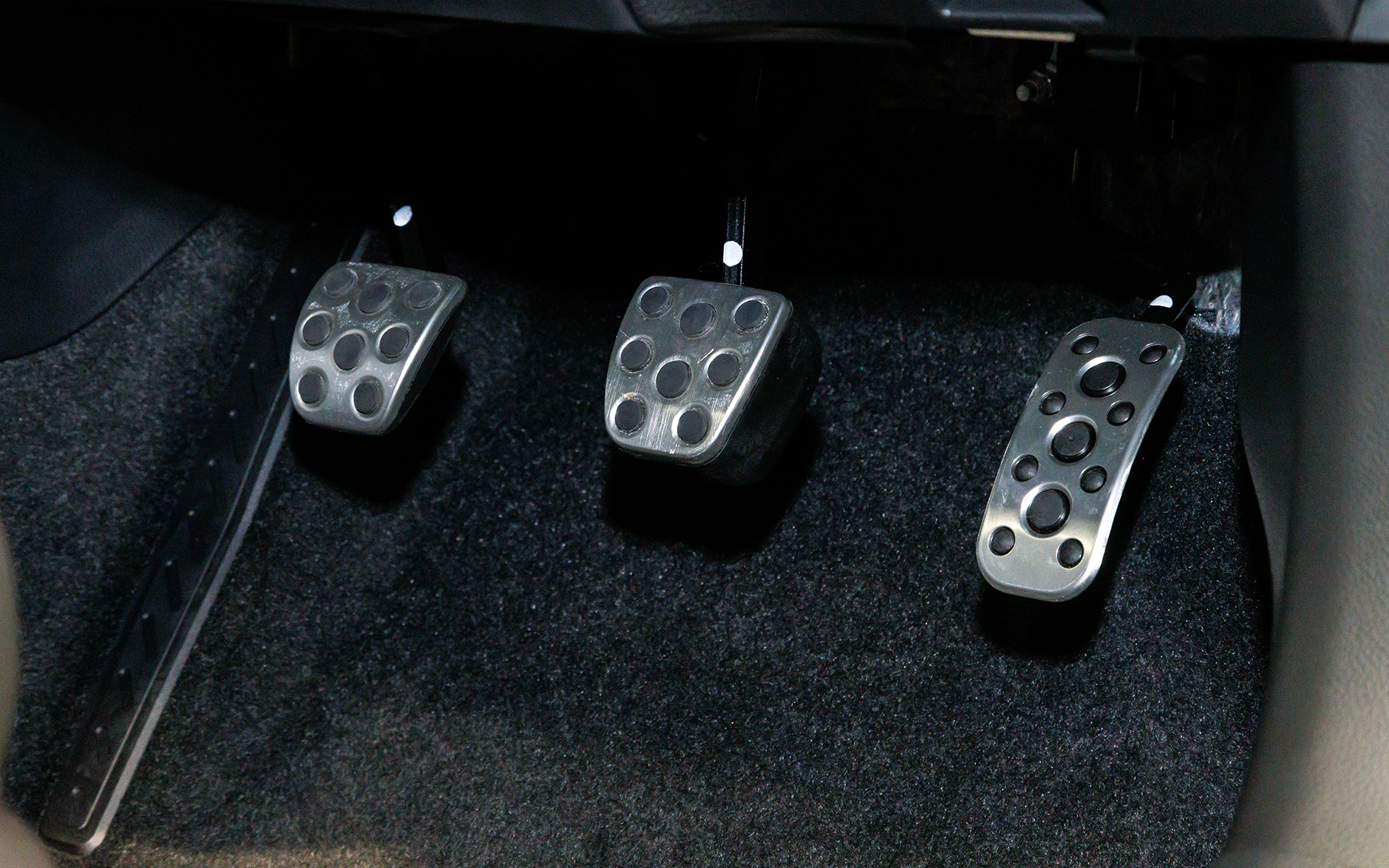 ペダルはスポーティなアルミパッドタイプ