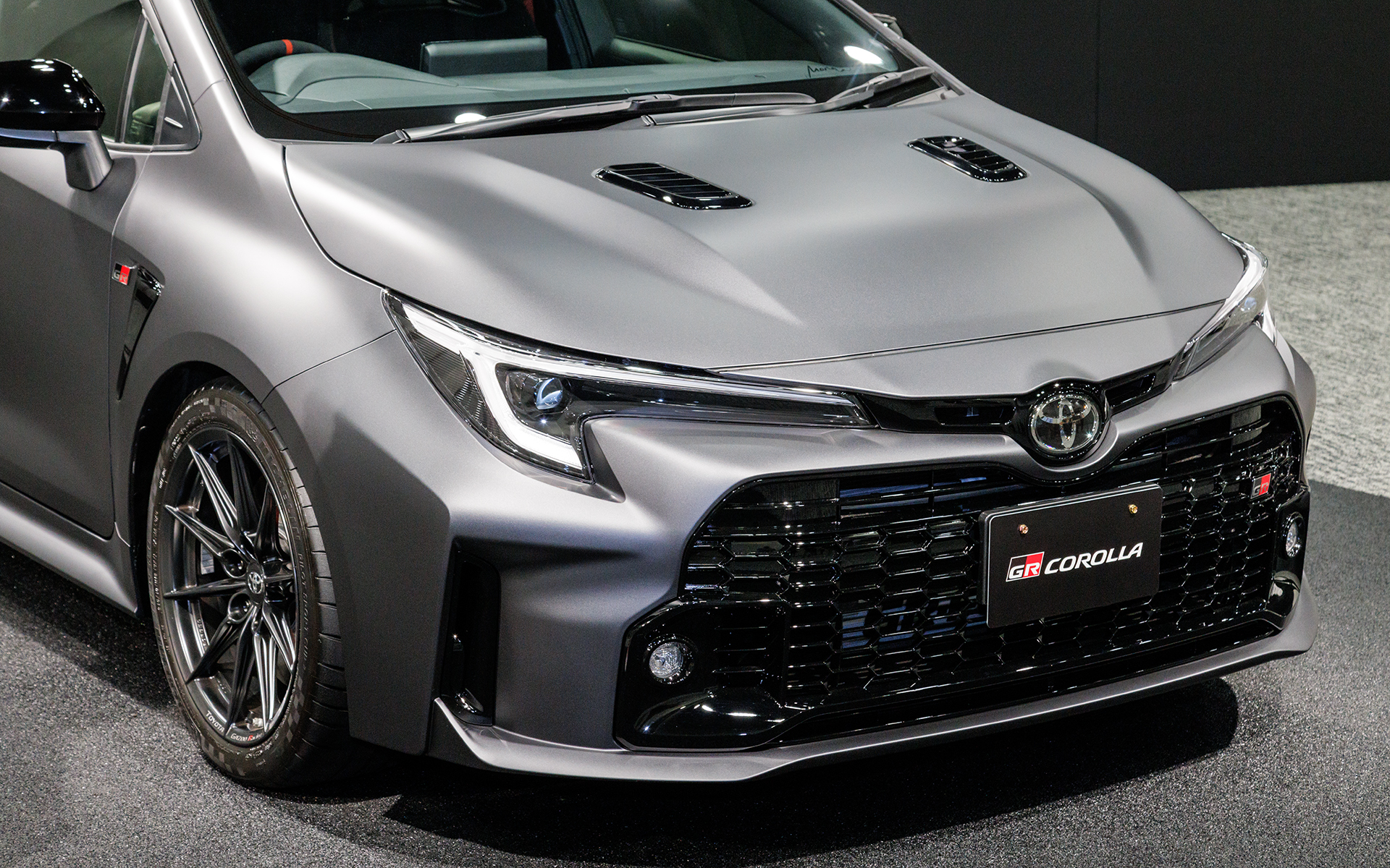 精悍なフロントマスク。バンパーサイドにはスリット状の開口部が設けられる