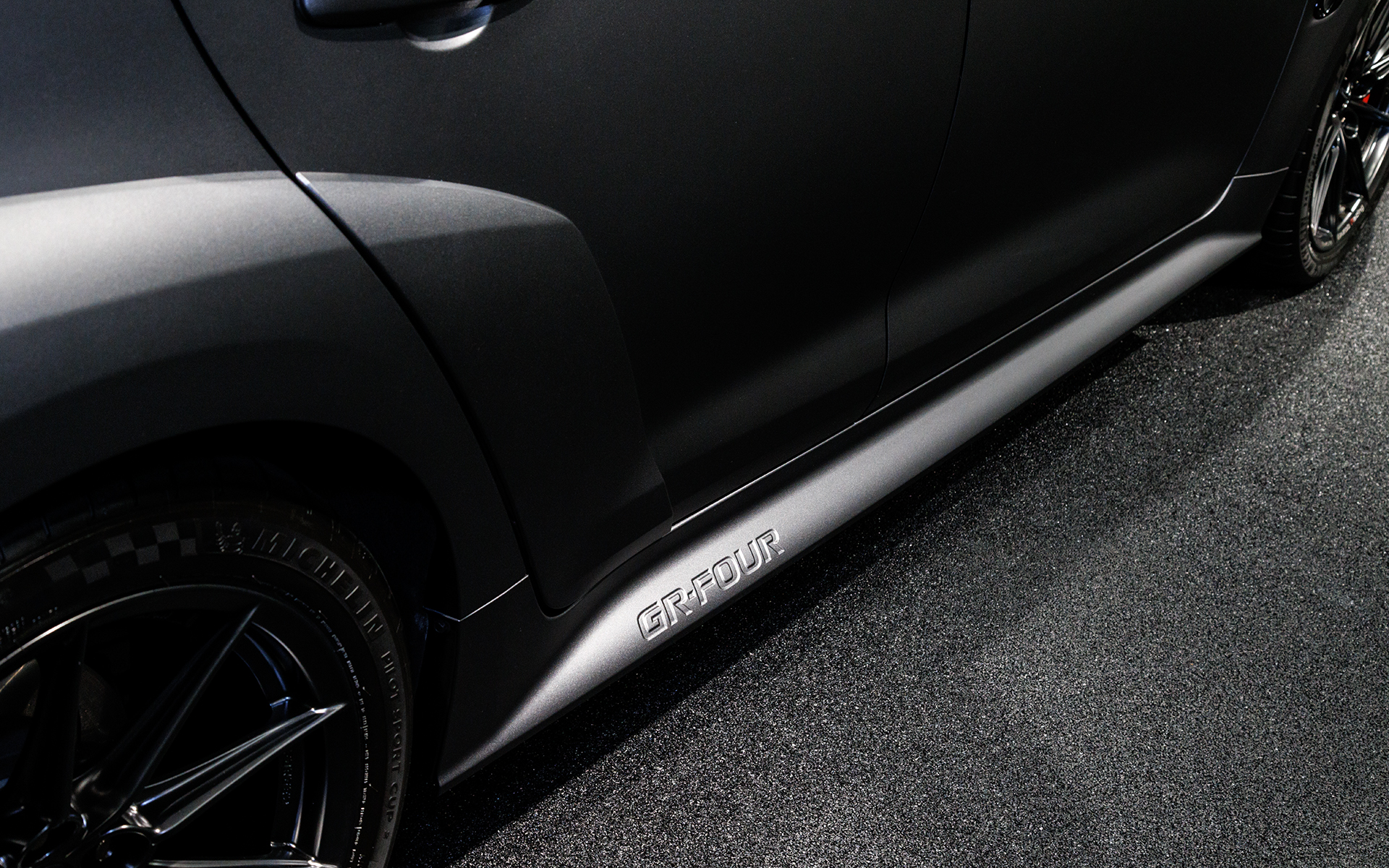 サイドスカートにGR-FOURの文字が入る