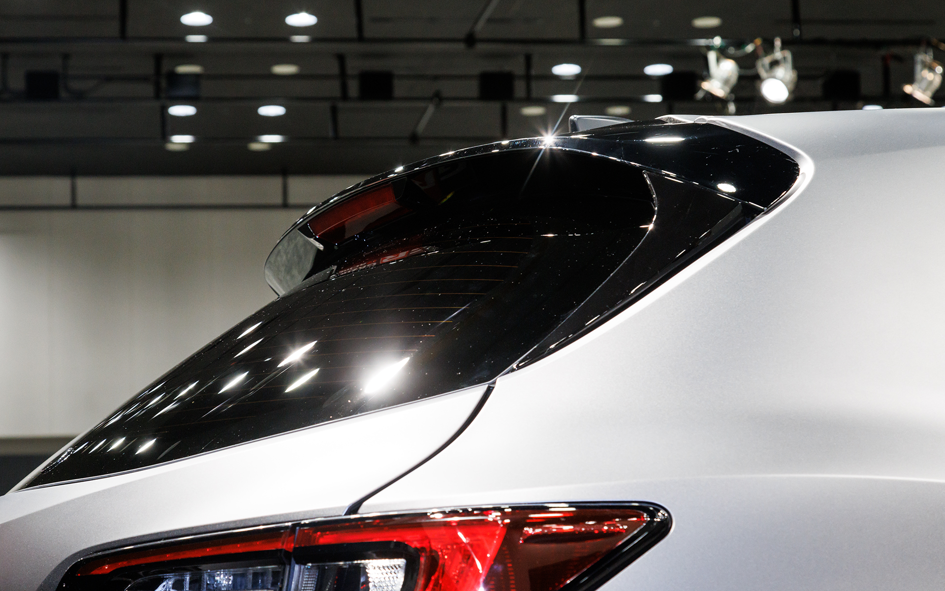 ルーフスポイラーを装備