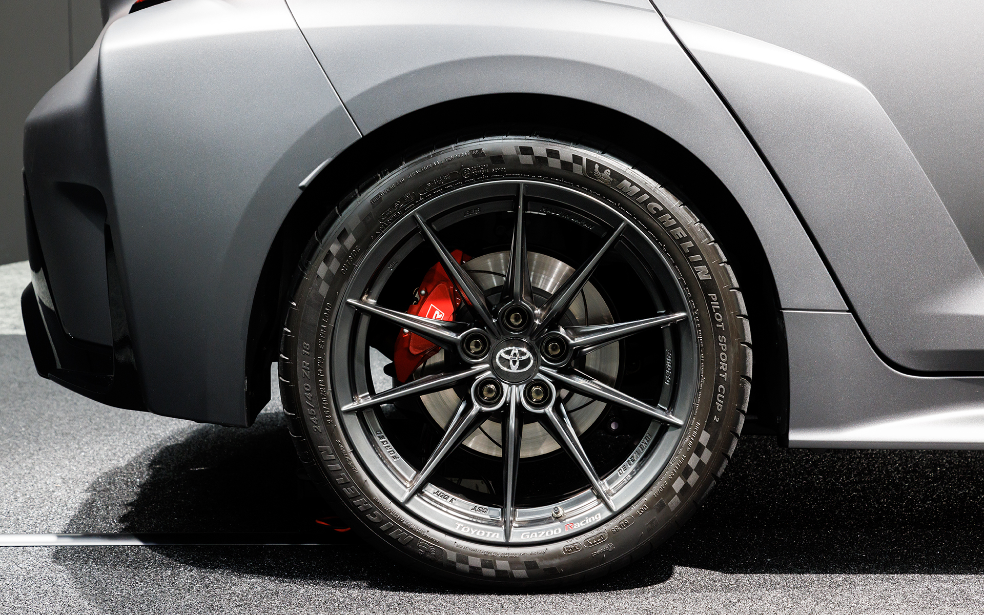 タイヤはミシュラン「PILOT SPORT CUP 2」でサイズは245/40R18。ホイールはGRカローラ RZと同様だがTOYOTA GAZOO Racingの刻印入りになる