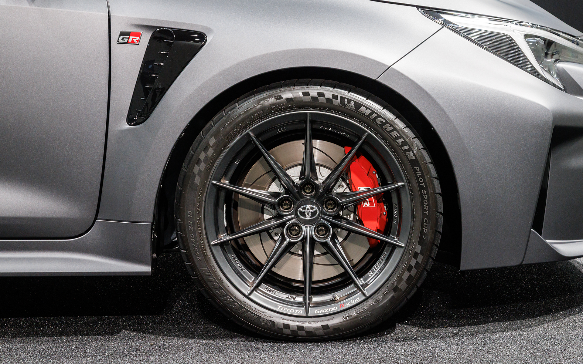タイヤはミシュラン「PILOT SPORT CUP 2」でサイズは245/40R18。ホイールはGRカローラ RZと同様だがTOYOTA GAZOO Racingの刻印入りになる