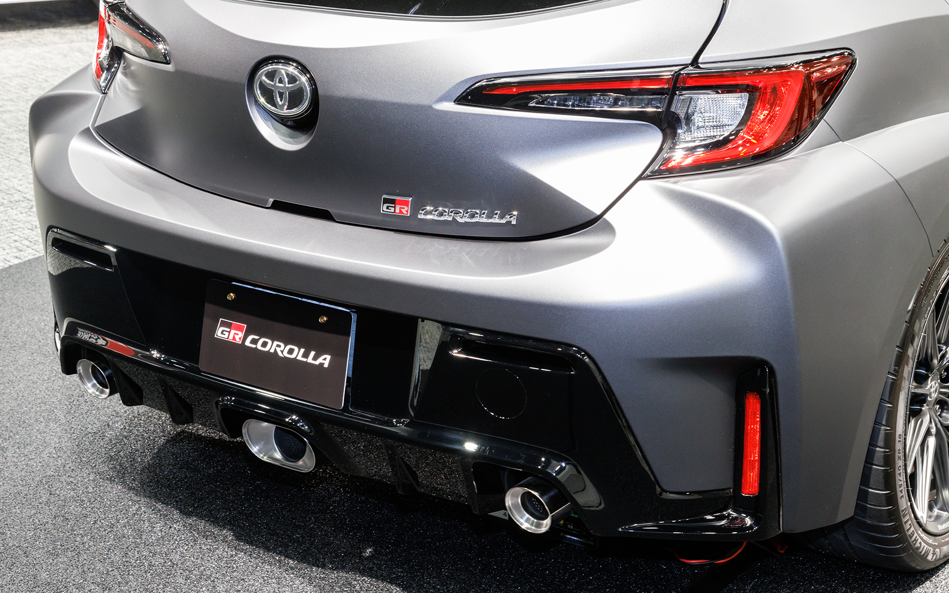 マフラーは同じく3本出し