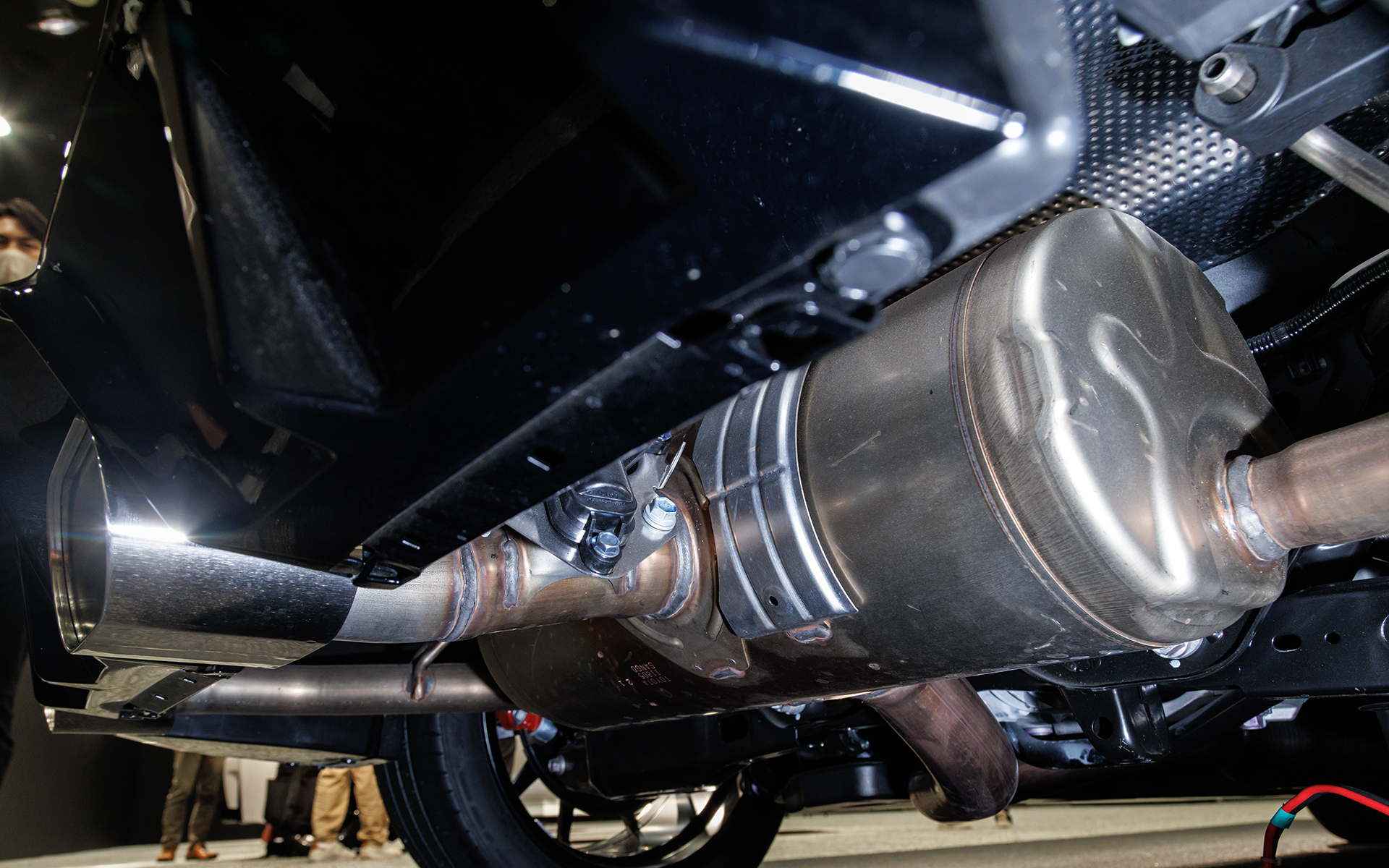 中央パイプにはアクチュエーターによる開閉機構を装備