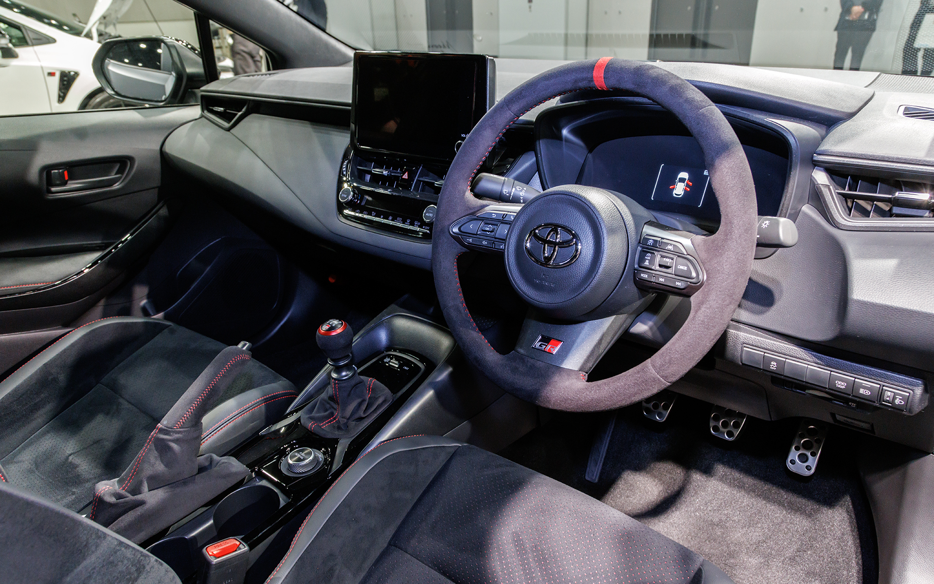 インパネまわり。ステアリングやシフトブーツなどに起毛素材の東レ「ウルトラスエード」を採用