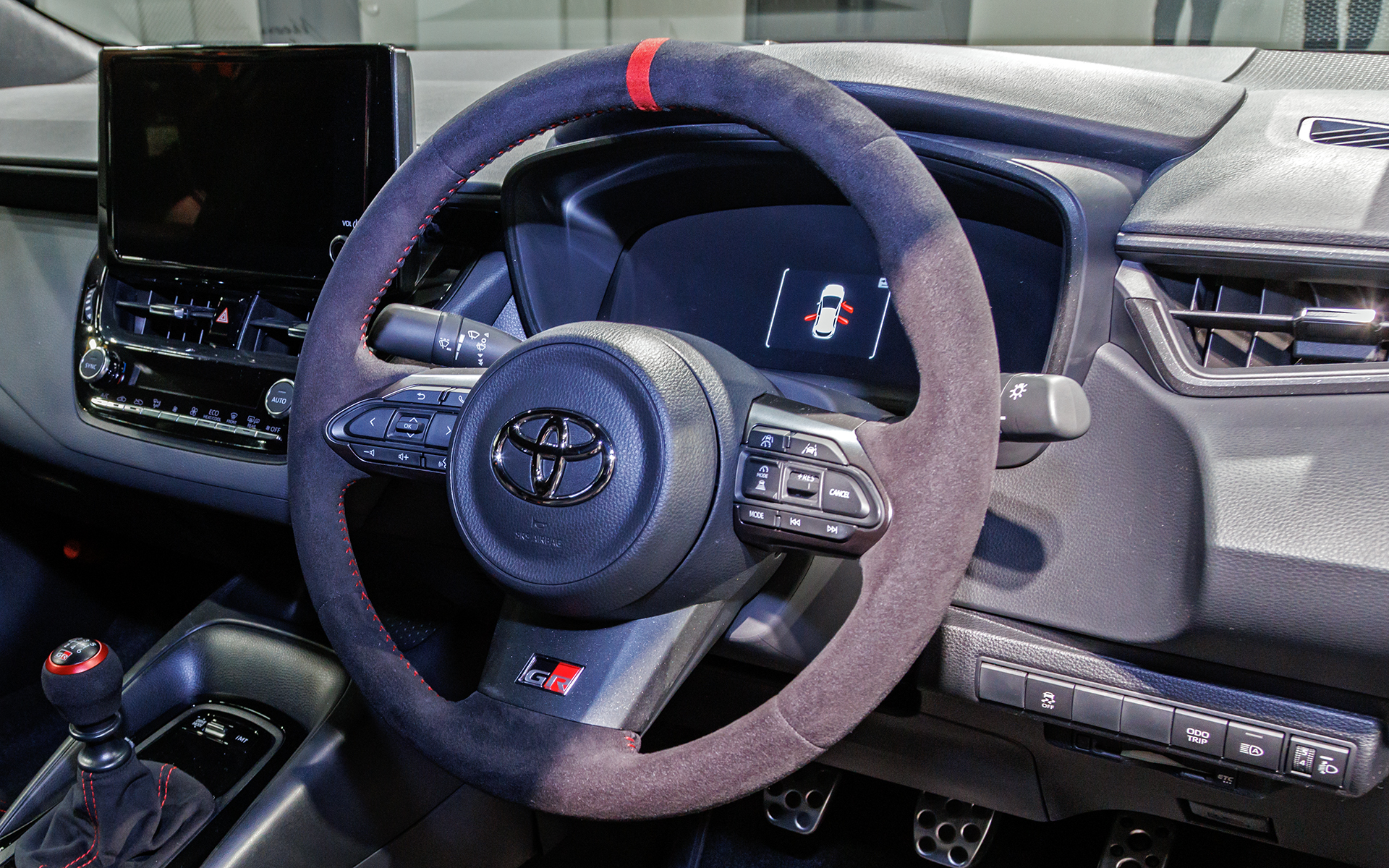 ウルトラスエードを採用した3本スポークステアリング