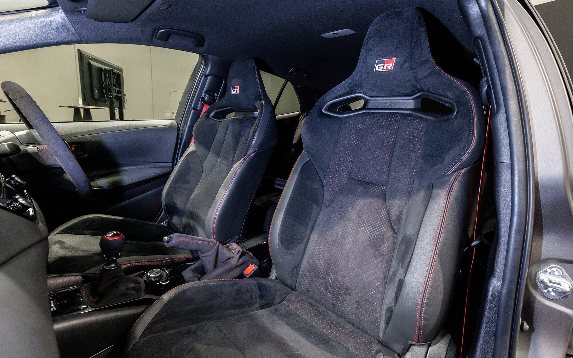 フロントにはセミバケットタイプのシートを採用