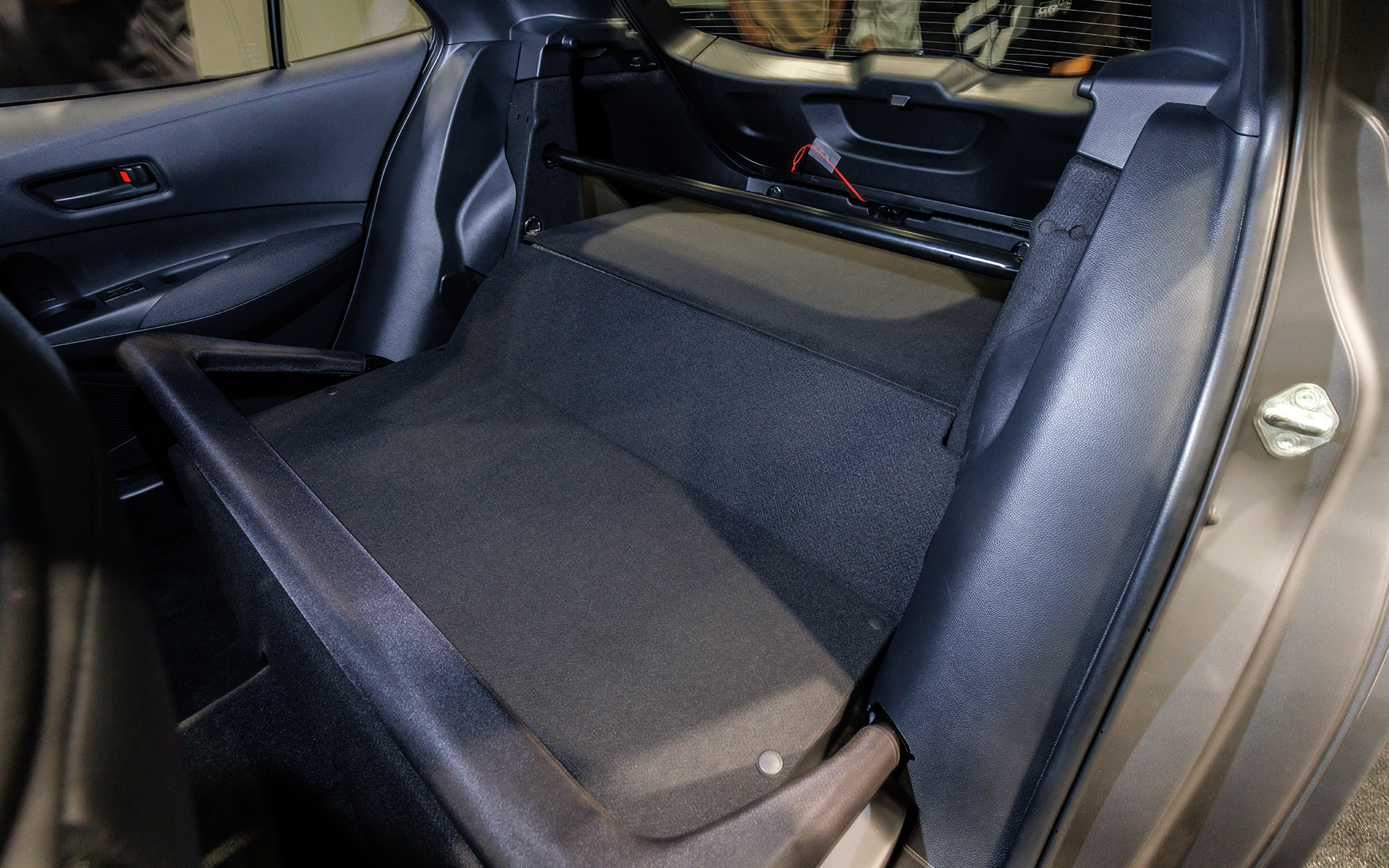 軽量化のためにリアシートを撤去し2名乗車仕様に。剛性アップのためにブレースも追加