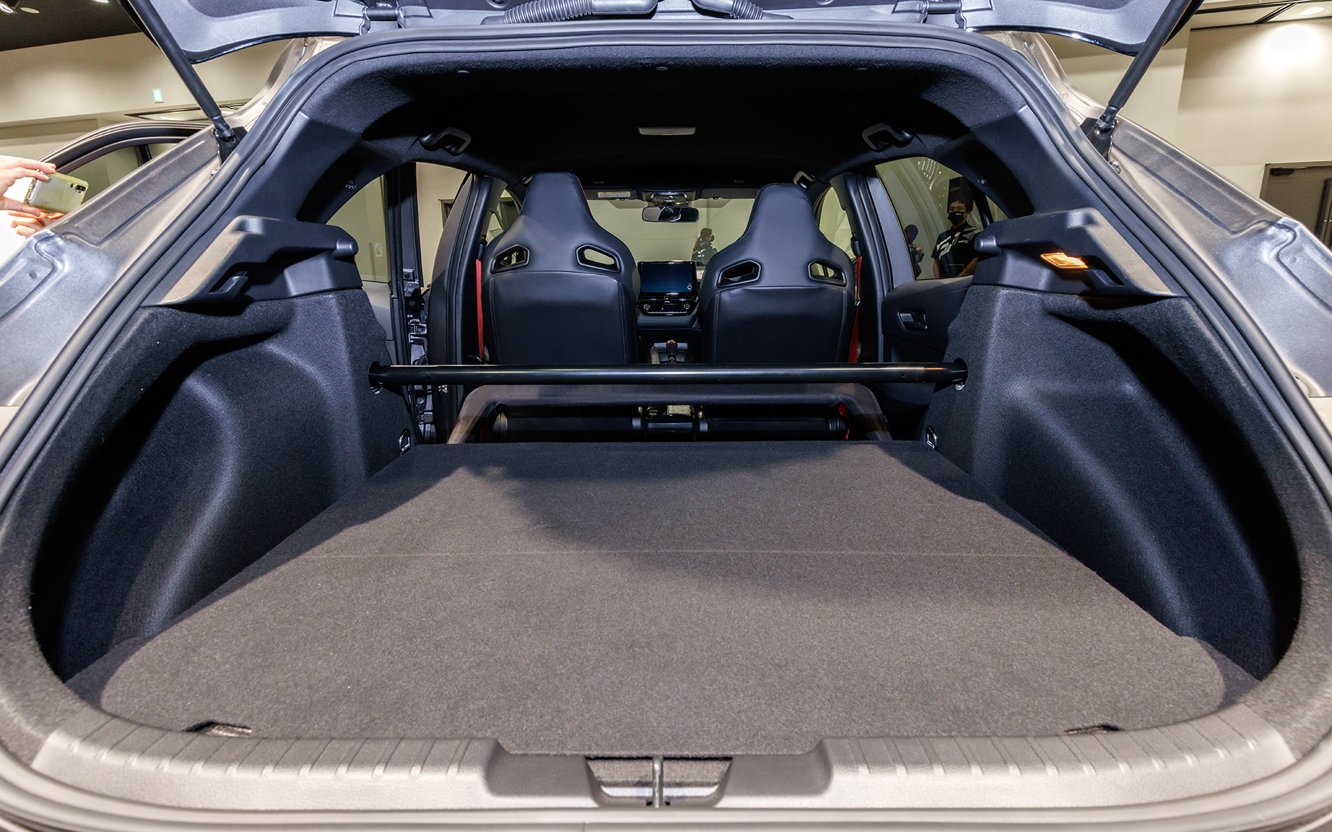 ラゲッジスペース。リアサスペンション上部にタワーバーが装着される