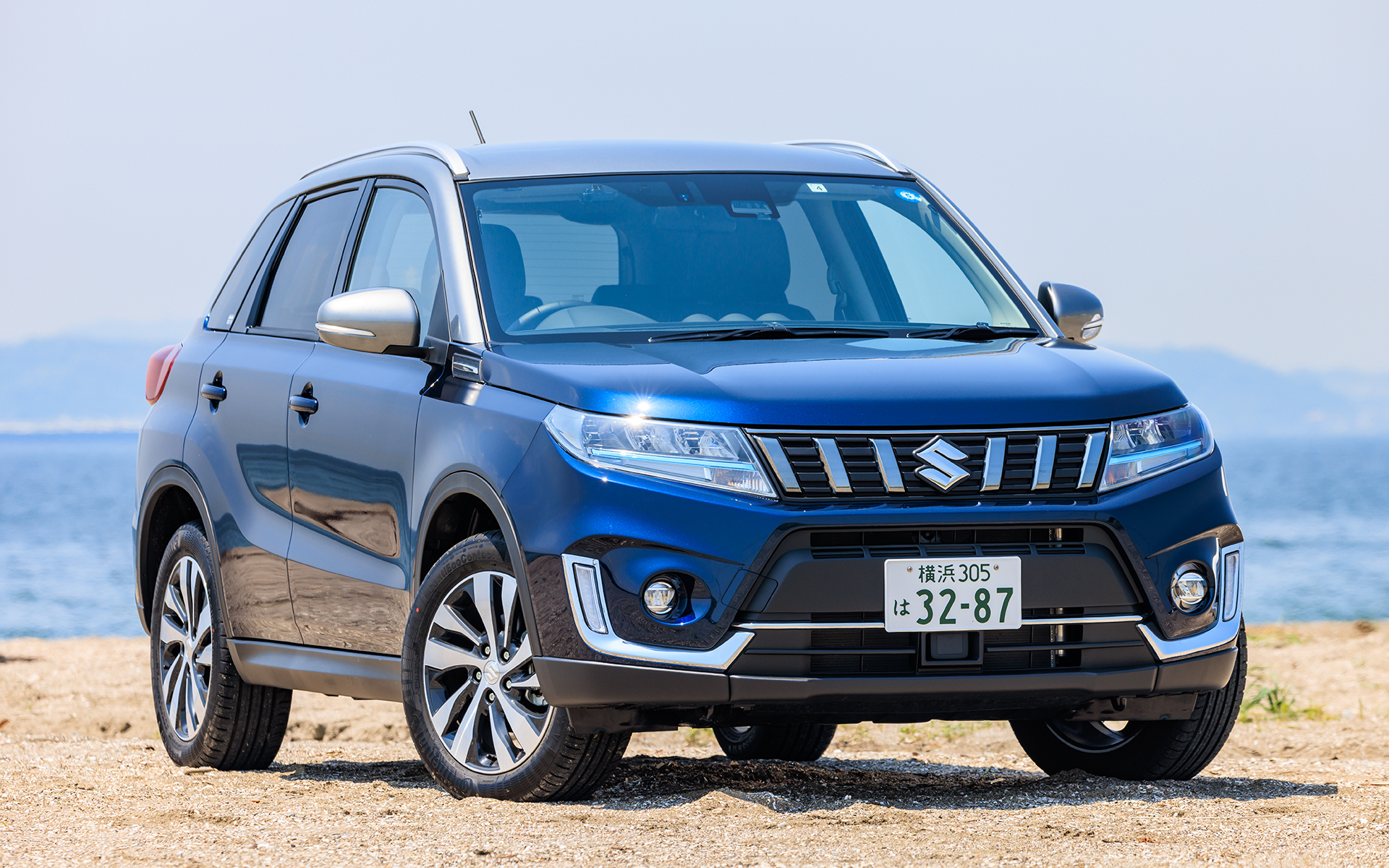 エスクードのボディサイズは4175×1775×1610mm（全長×全幅×全高）、ホイールベースは2500mm。車両重量は1320kg。最低地上高185mmを確保するSUV。国内向けはハイブリッドモデルのみの販売となった