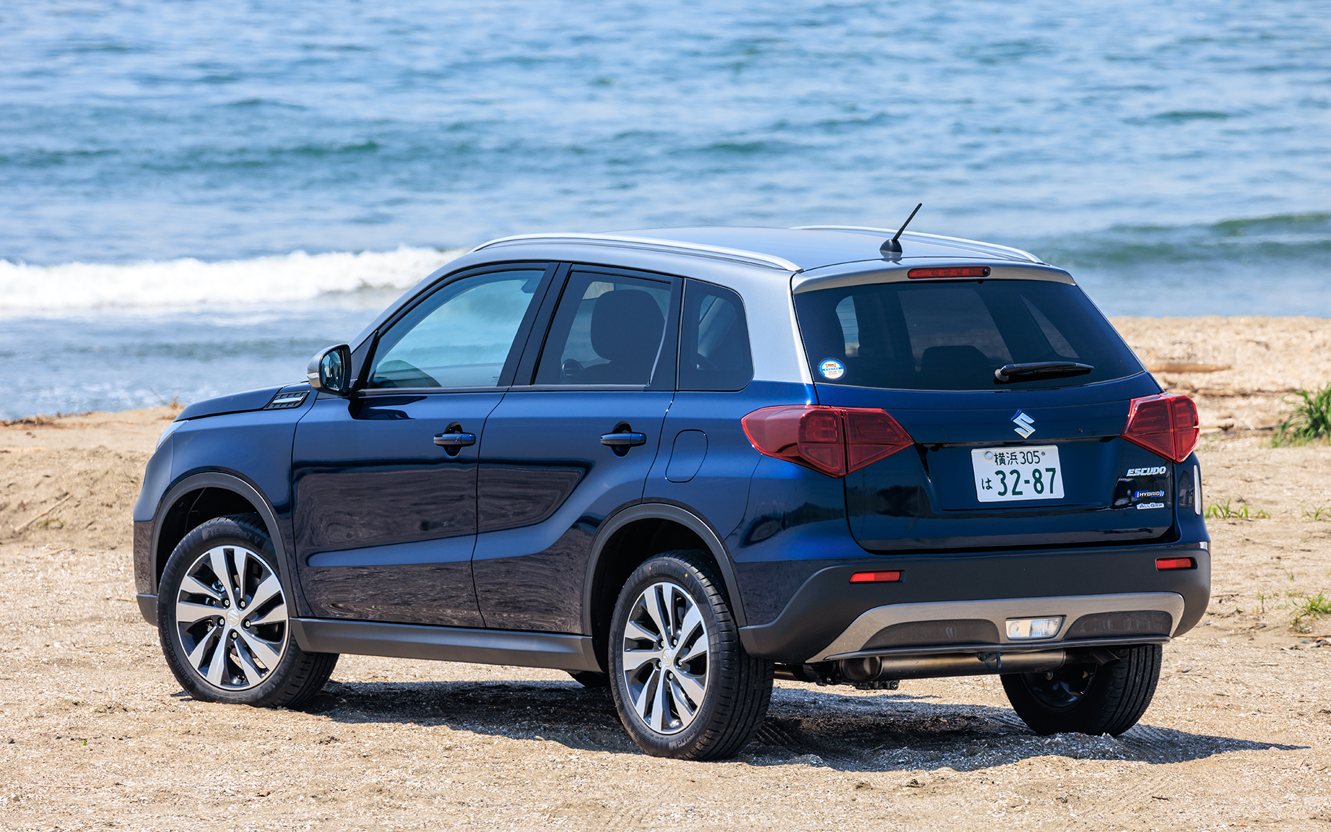 エスクードのボディサイズは4175×1775×1610mm（全長×全幅×全高）、ホイールベースは2500mm。車両重量は1320kg。最低地上高185mmを確保するSUV。国内向けはハイブリッドモデルのみの販売となった