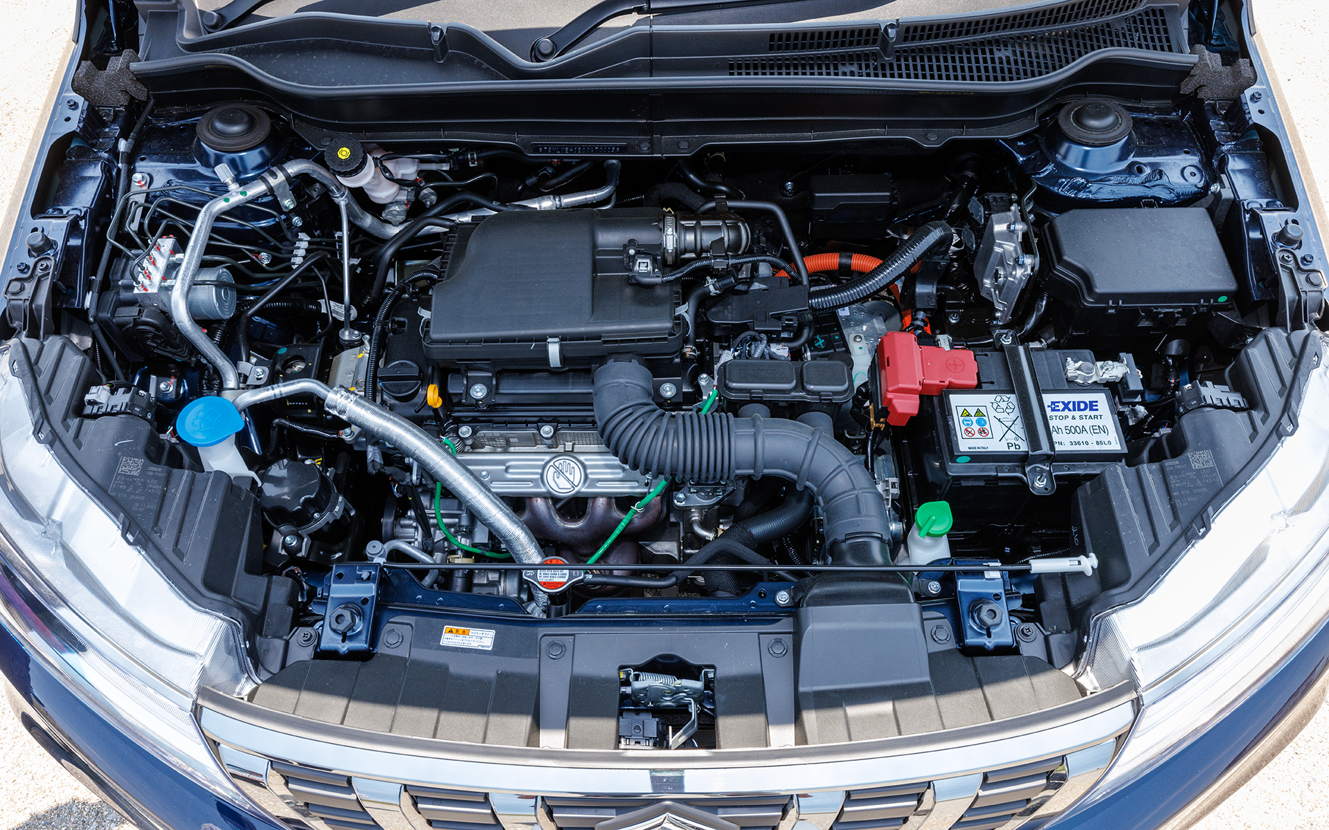 パワートレーンには最高出力74kW（101PS）/6000rpm、最大トルク132Nm（13.5kgfm）/4400rpmを発生する直列4気筒1.5リッター「K15C」エンジンと、最高出力24.6kW（33.4PS）/5500rpm、最大トルク60Nm（6.1kgfm）/100-2000rpmを発生する「PB03A」モーターを組み合わせるハイブリッドシステムを搭載する4WDモデル。トランスミッションは6速AGS