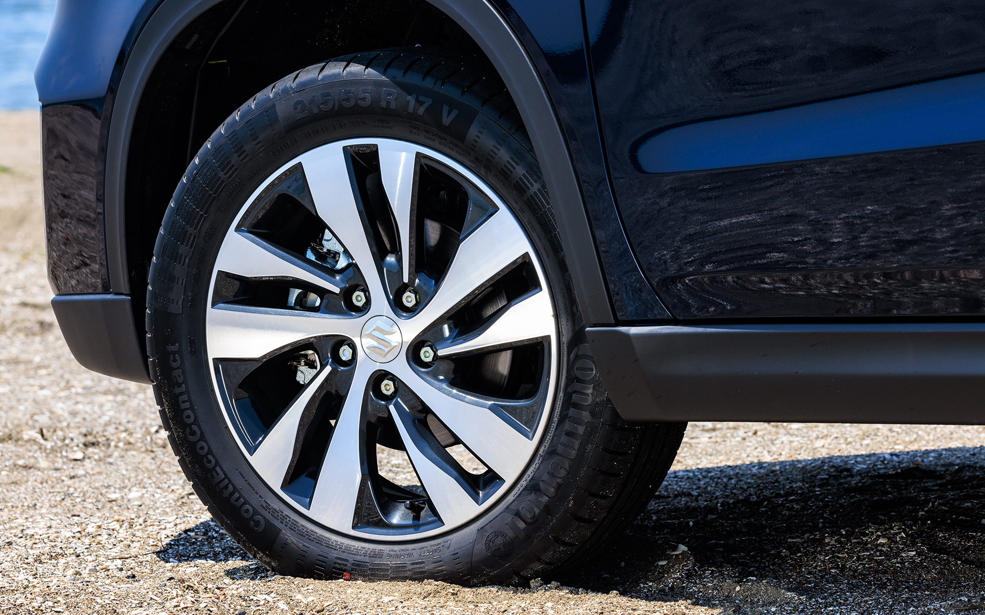 ハイブリッド化にともない、アルミホイールの意匠を変更。ヘッドライトにはブルーのラインが、リアゲートにはハイブリッドのエンブレムがそれぞれ追加された