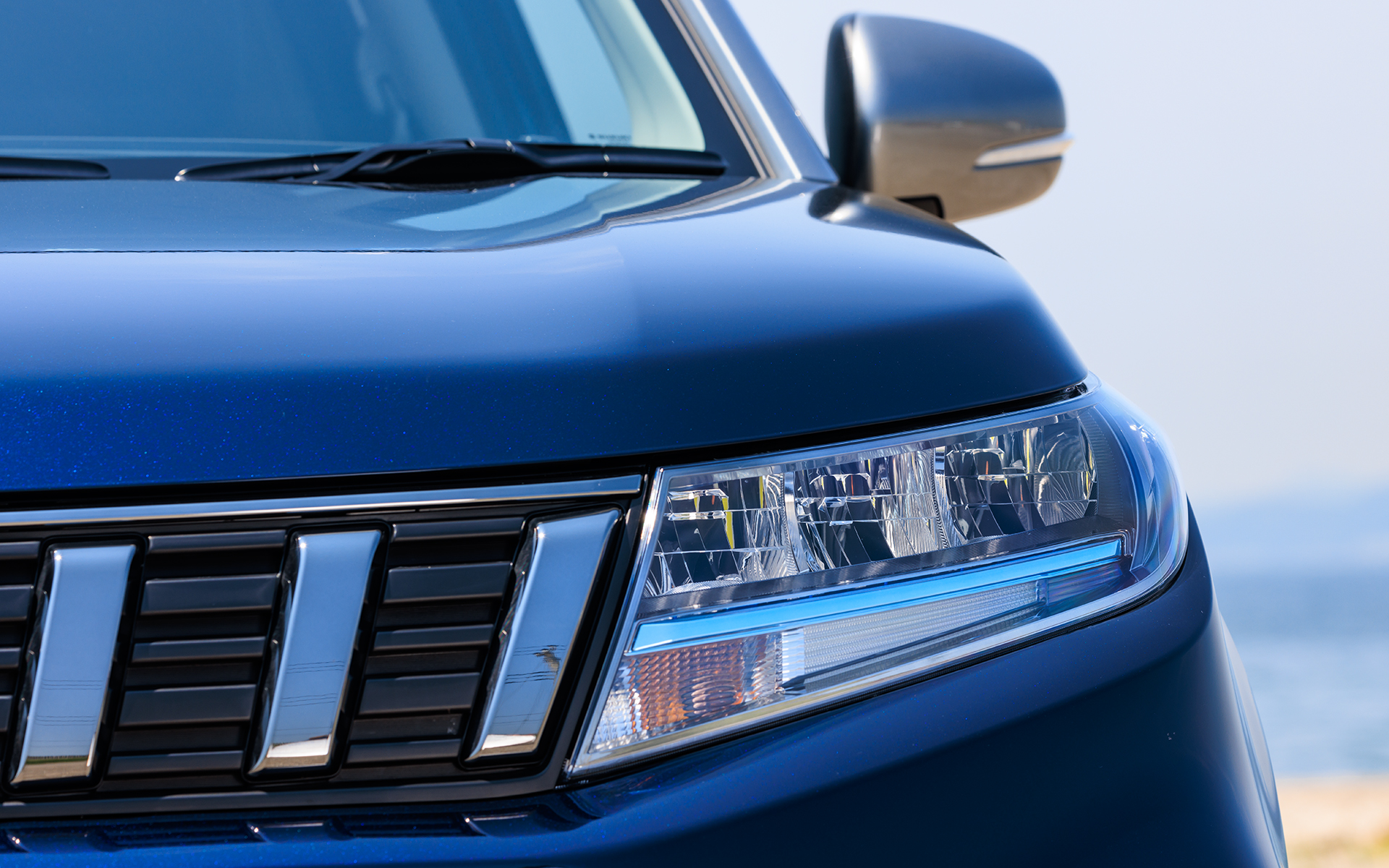 ハイブリッド化にともない、アルミホイールの意匠を変更。ヘッドライトにはブルーのラインが、リアゲートにはハイブリッドのエンブレムがそれぞれ追加された