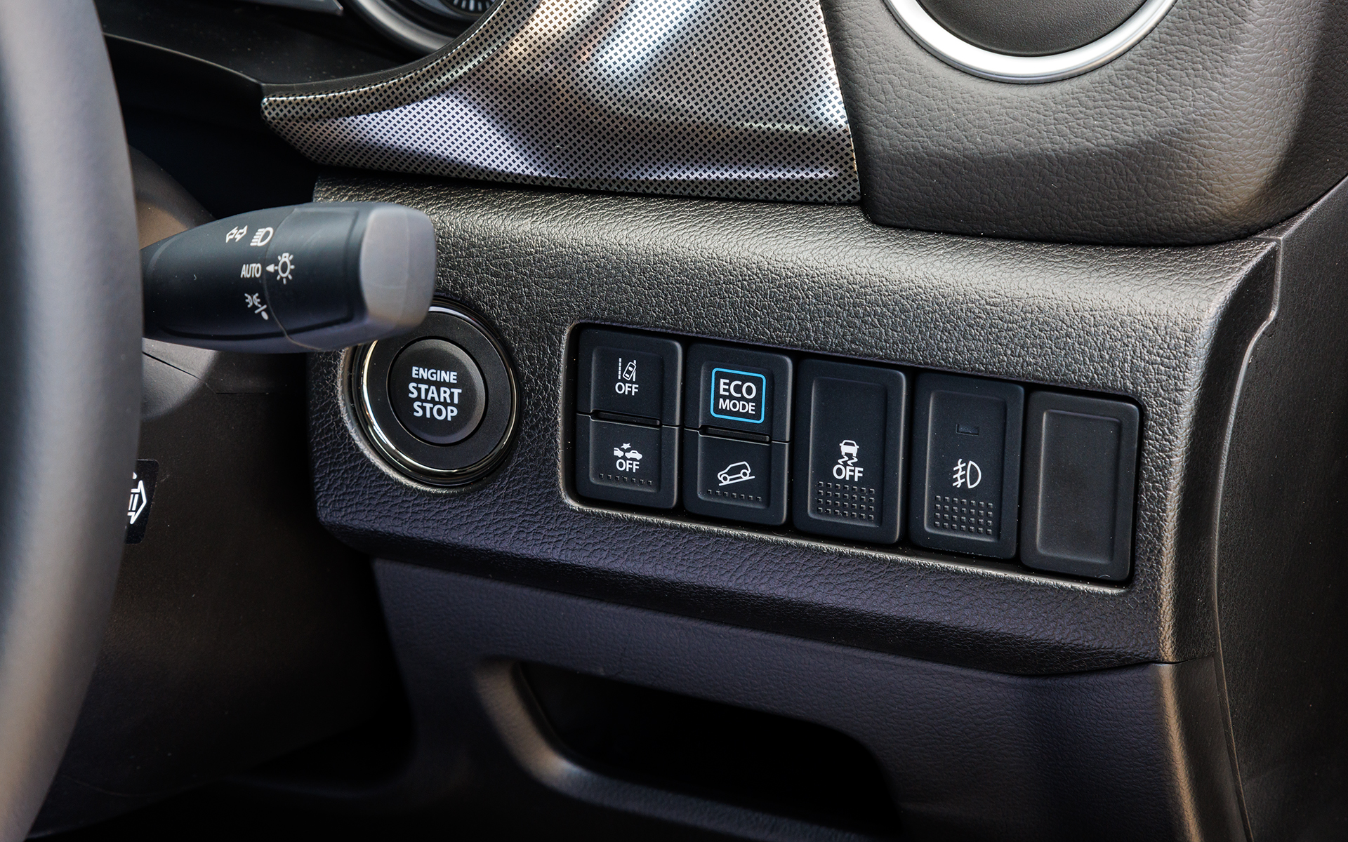 ステアリングコラム右側のスイッチ類。エコモードの切り替えスイッチはここに配置される