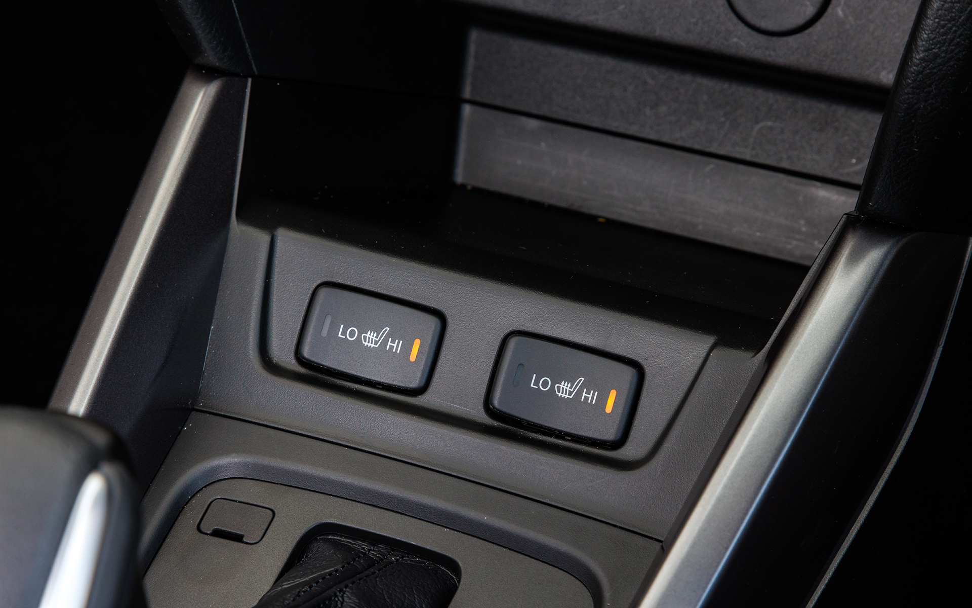 運転席と助手席にはシートヒーター（2段階温度調節機能付）を標準装備