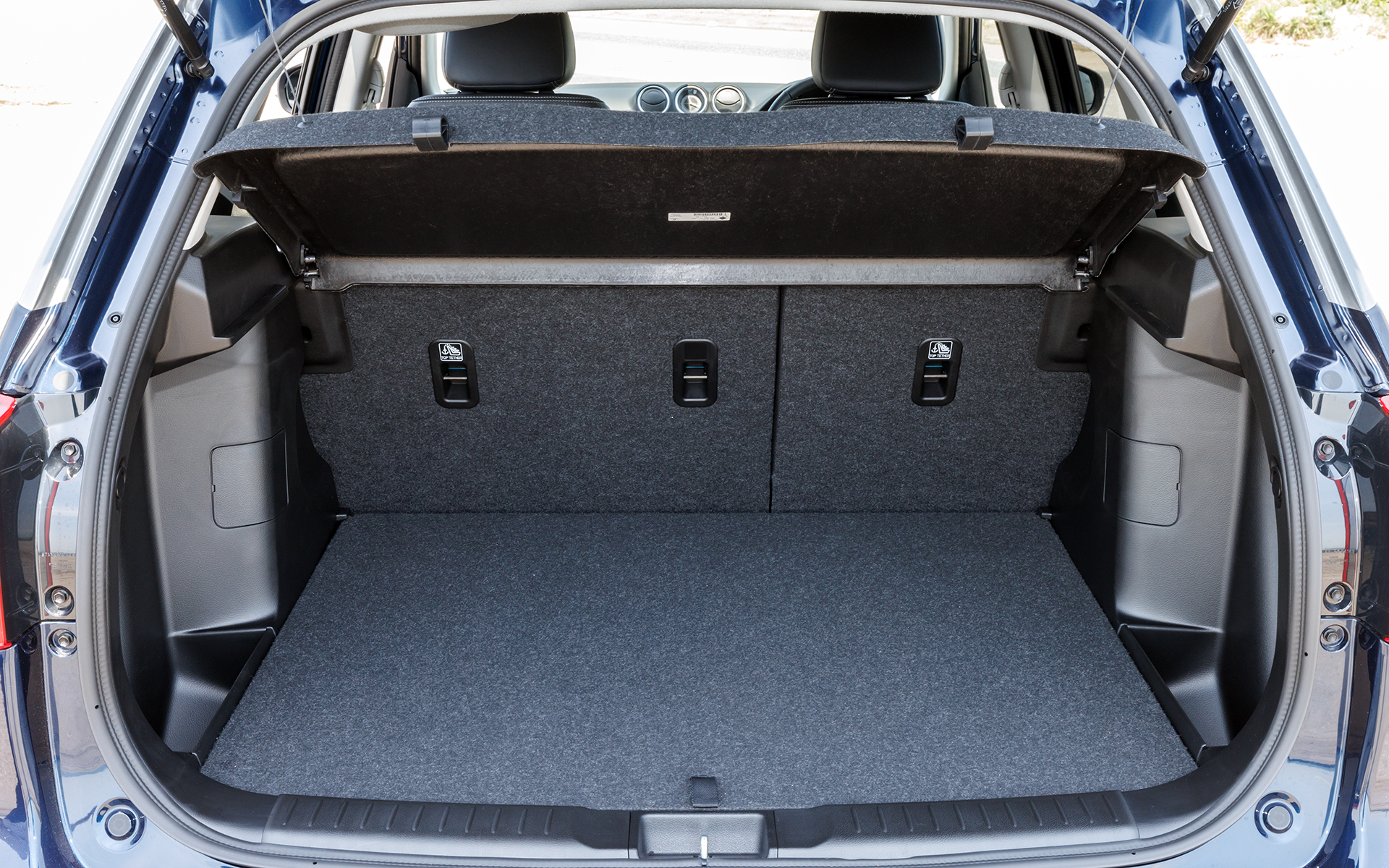 ラゲッジは6：4分割可倒式リアシートによりアレンジが可能。フロアボード下にはパンク修理キットなどの工具類を収納