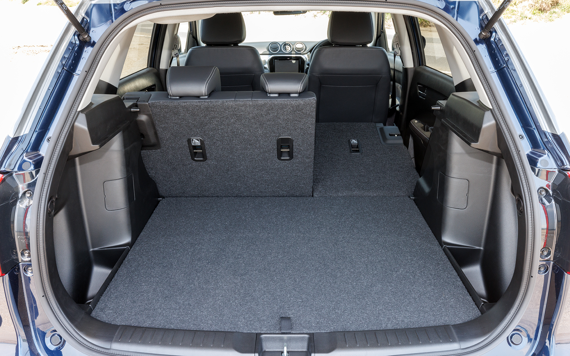 ラゲッジは6：4分割可倒式リアシートによりアレンジが可能。フロアボード下にはパンク修理キットなどの工具類を収納