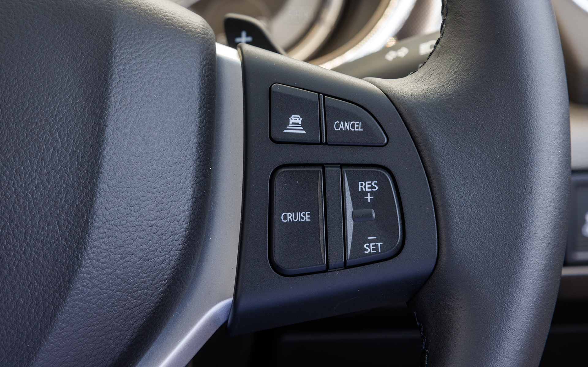 衝突被害軽減ブレーキやアダプティブクルーズコントロール、車線逸脱抑制機能、標識認識機能（車両進入禁止、はみ出し通行禁止、最高速度）など、運転支援機能「スズキ セーフティ サポート」を搭載