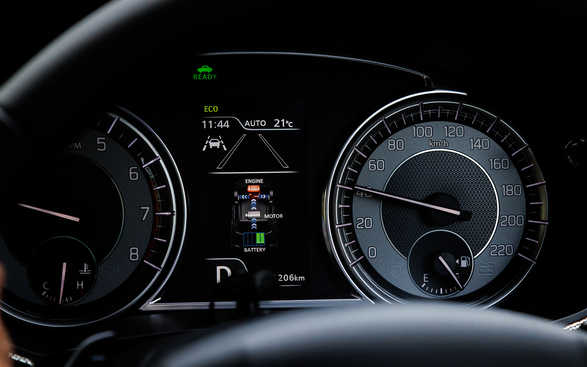 メーター内のマルチインフォメーションディスプレイには、エネルギーの伝達が可視化されたエネルギーフロー画面や、モーターの稼働状況が確認できるパワーメーター表示などが追加された