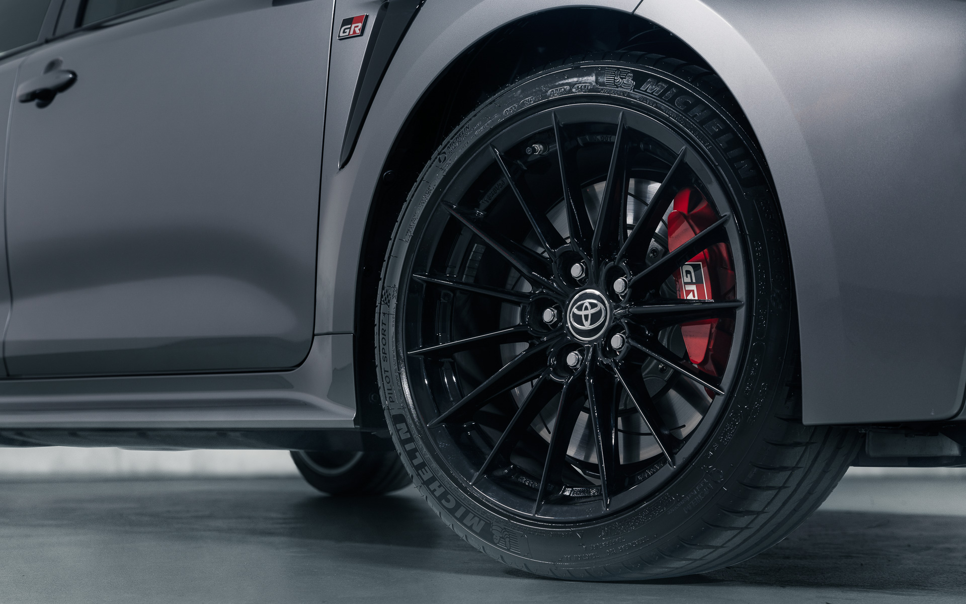 GRカローラ（北米仕様）のボディサイズは4410×1850×1480mm（全長×全幅×全高）。フロントフェンダーを片側20mm、リアフェンダーを片側30mm拡大するなど迫力ある外観を実現