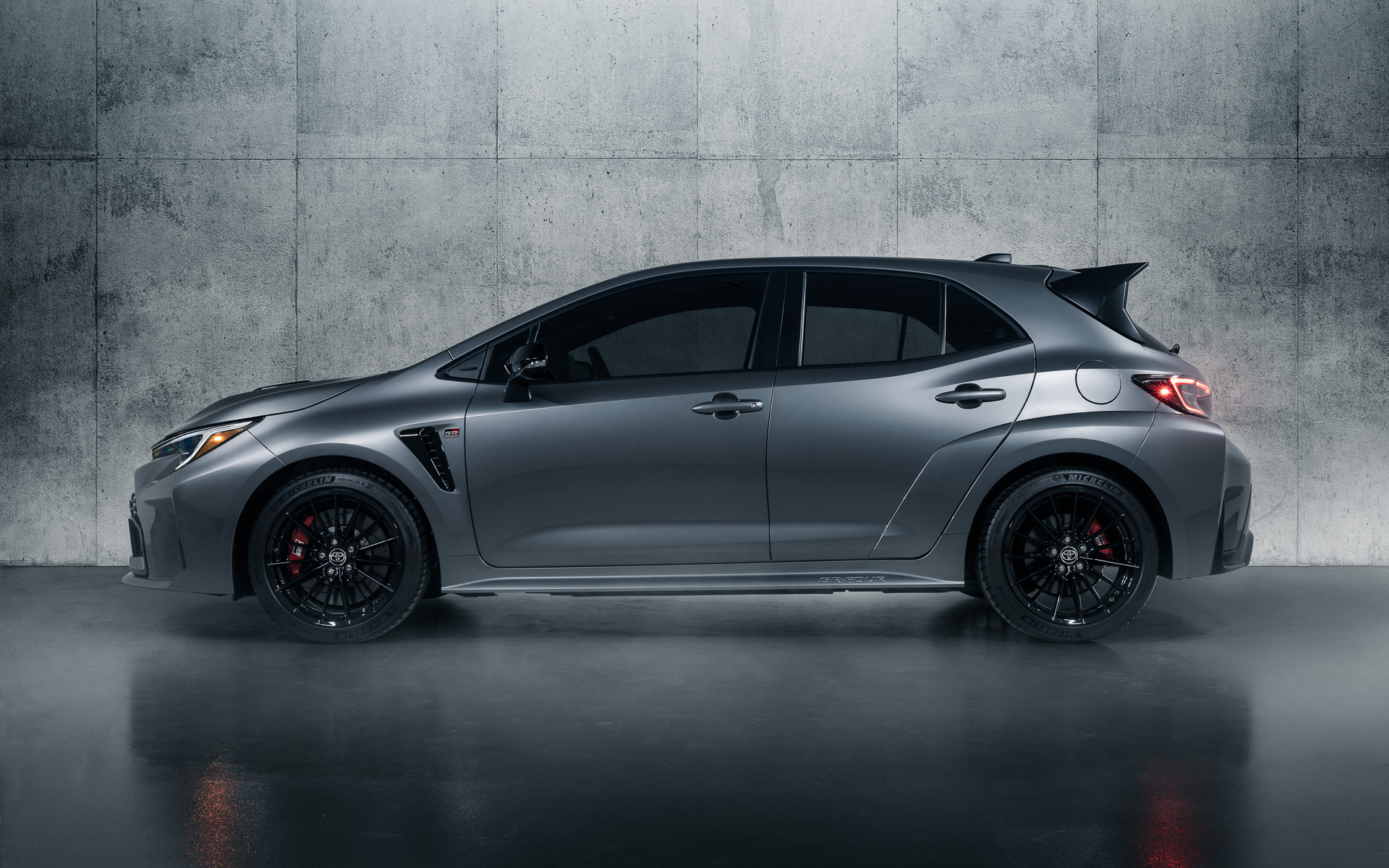 GRカローラ（北米仕様）のボディサイズは4410×1850×1480mm（全長×全幅×全高）。フロントフェンダーを片側20mm、リアフェンダーを片側30mm拡大するなど迫力ある外観を実現