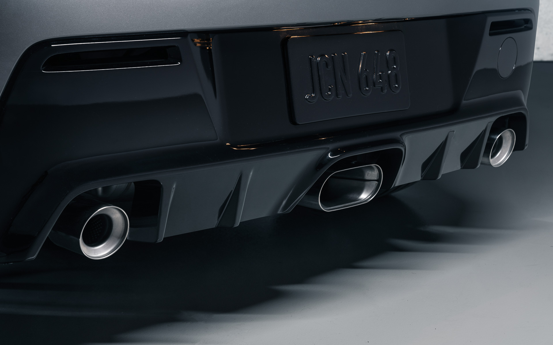 GRカローラ（北米仕様）のボディサイズは4410×1850×1480mm（全長×全幅×全高）。フロントフェンダーを片側20mm、リアフェンダーを片側30mm拡大するなど迫力ある外観を実現