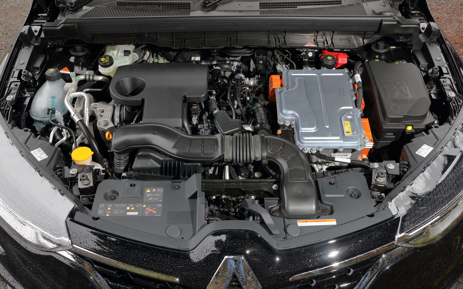 パワートレーンには最高出力69kW（94PS）/5600rpm、最大トルク148Nm（15.1kgfm）/3600rpmを発生する直列4気筒DOHC 1.6リッターエンジンに加え、最高出力36kW（49PS）/1677-6000rpm、最大トルク205Nm（20.9kgfm）/200-1677rpmを発生するメインモーター「5DH」と、最高出力15kW（20PS）/2865-1万rpm、最大トルク50Nm（5.1kgfm）/200-2865rpmを発生するサブモーター「3DA」を搭載する