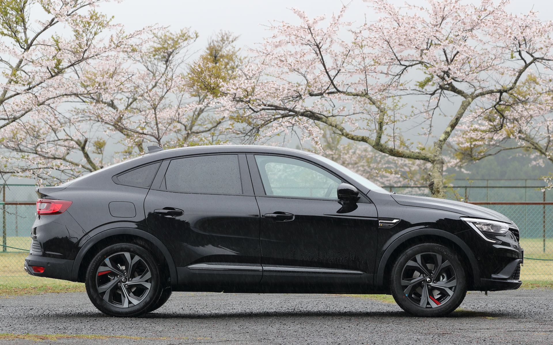 アルカナのボディサイズは4570×1820×1580mm（全長×全幅×全高）、ホイールベースは2720mm。車両重量は1470kgで、最低地上高は200mmのクーペSUVモデル