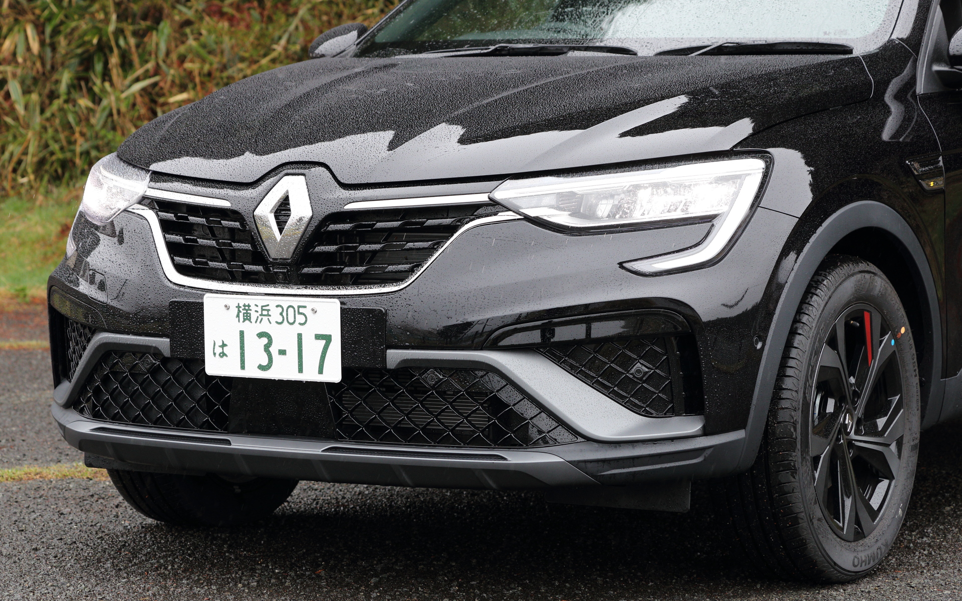 フロントにはF1に着想を得たフロントブレードを装着。バンパー両端にはフロントホイールハウスにつながるエアディフレクターを搭載し、空気の乱れを抑えることで空気抵抗を減らして燃費を向上させる。また、フロントとリアのスキッドプレートや、ホイールアーチプロテクションなどでSUVらしさを強調。足下の18インチアロイホイール‘Silverstone’に組み合わせるタイヤはクムホのコンフォートタイヤ「ECSTA HS51」