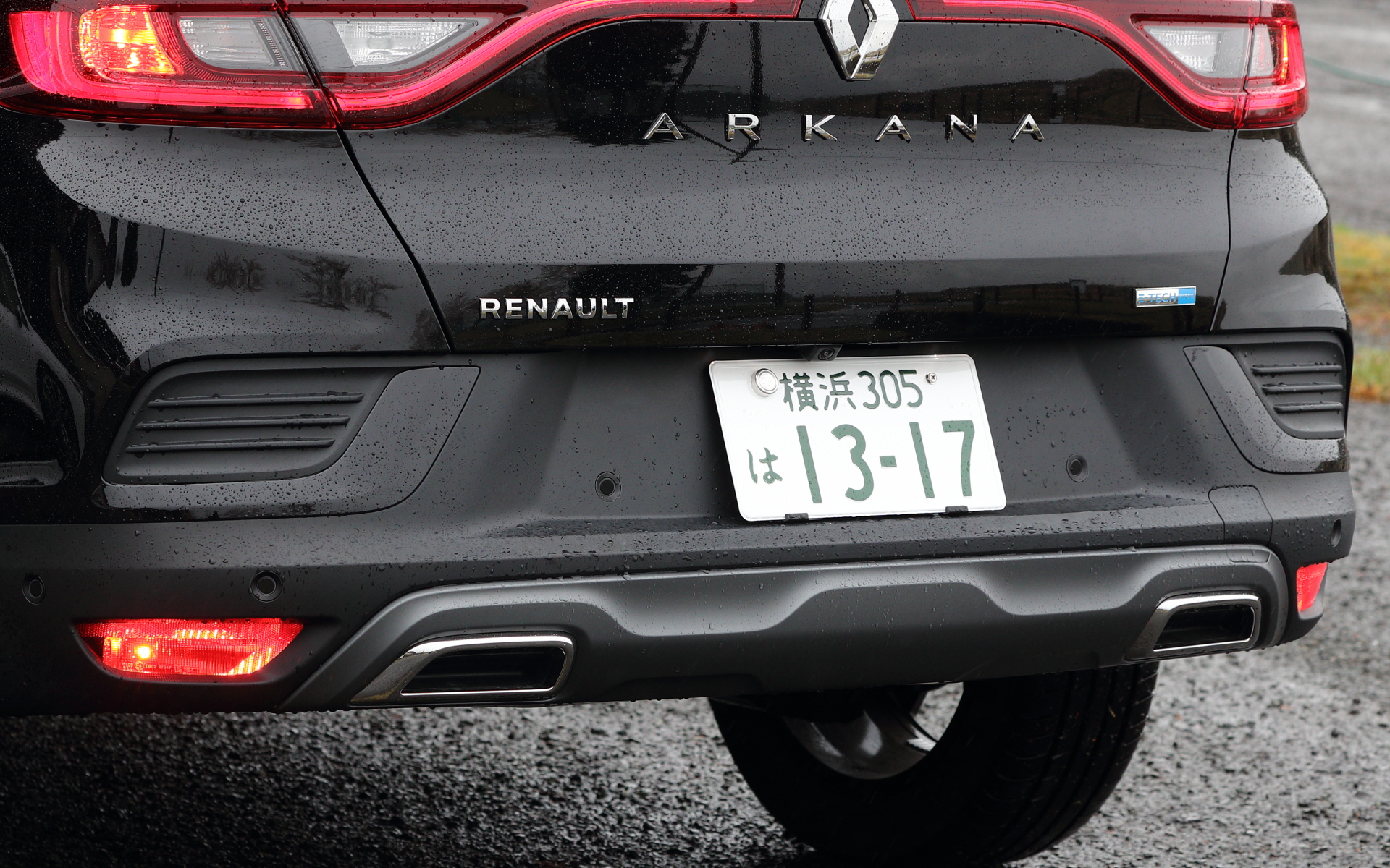 フロントにはF1に着想を得たフロントブレードを装着。バンパー両端にはフロントホイールハウスにつながるエアディフレクターを搭載し、空気の乱れを抑えることで空気抵抗を減らして燃費を向上させる。また、フロントとリアのスキッドプレートや、ホイールアーチプロテクションなどでSUVらしさを強調。足下の18インチアロイホイール‘Silverstone’に組み合わせるタイヤはクムホのコンフォートタイヤ「ECSTA HS51」