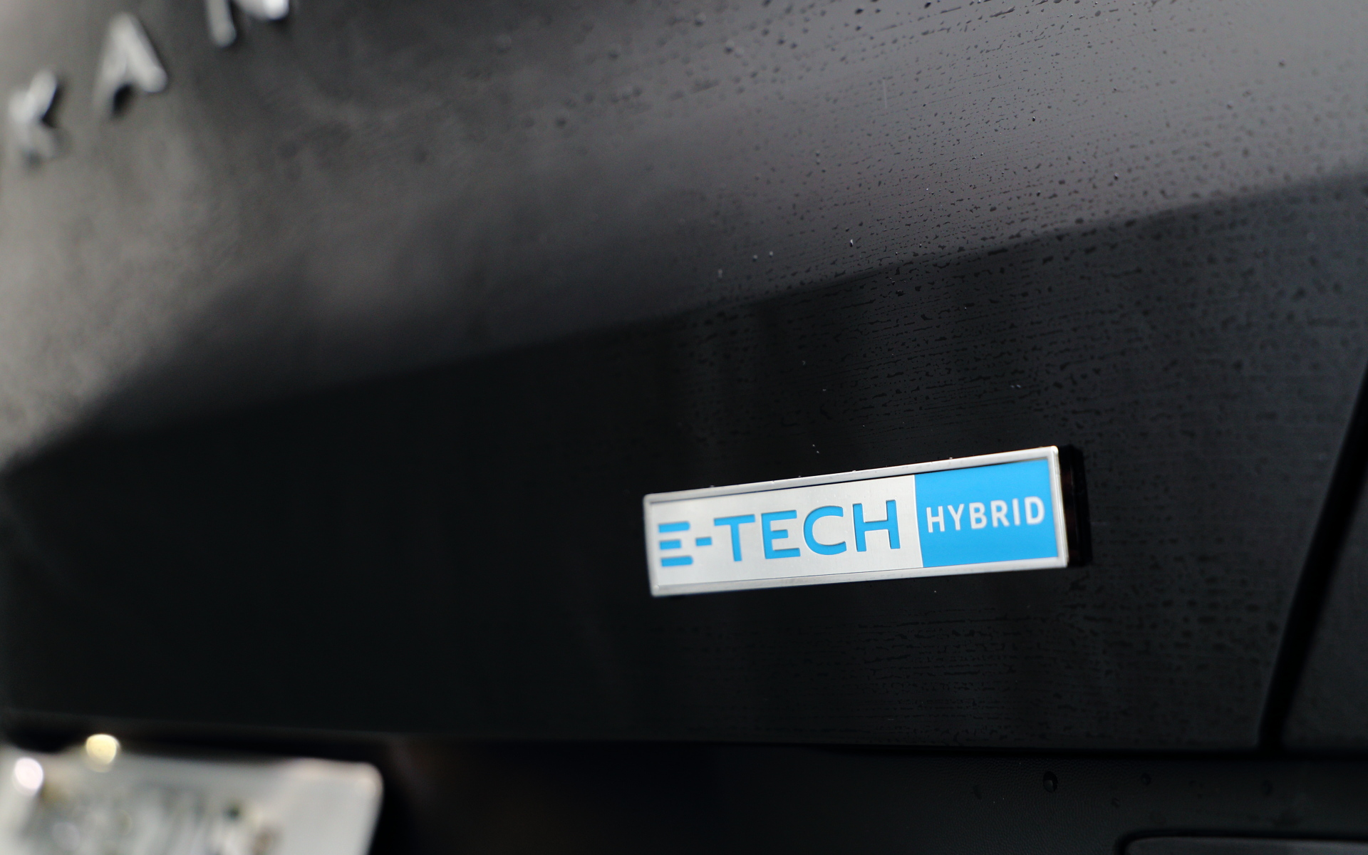 フロントにはF1に着想を得たフロントブレードを装着。バンパー両端にはフロントホイールハウスにつながるエアディフレクターを搭載し、空気の乱れを抑えることで空気抵抗を減らして燃費を向上させる。また、フロントとリアのスキッドプレートや、ホイールアーチプロテクションなどでSUVらしさを強調。足下の18インチアロイホイール‘Silverstone’に組み合わせるタイヤはクムホのコンフォートタイヤ「ECSTA HS51」