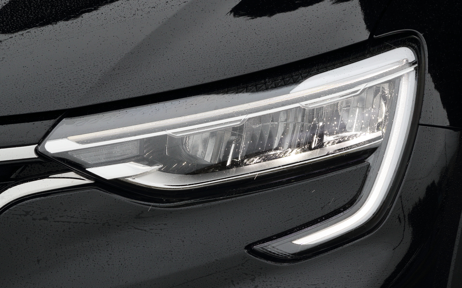 ヘッドライトとテールランプにはルノーモデルを象徴するCシェイプを組み込み、ひと目でルノーモデルと分かるデザインとしている