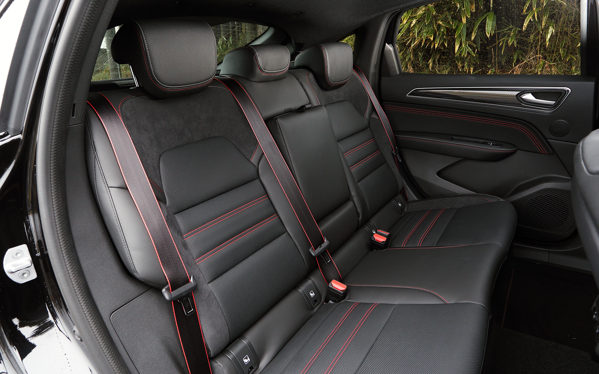 レザー×スエード調コンビシート。フロントシートにはシートヒーターを標準装備