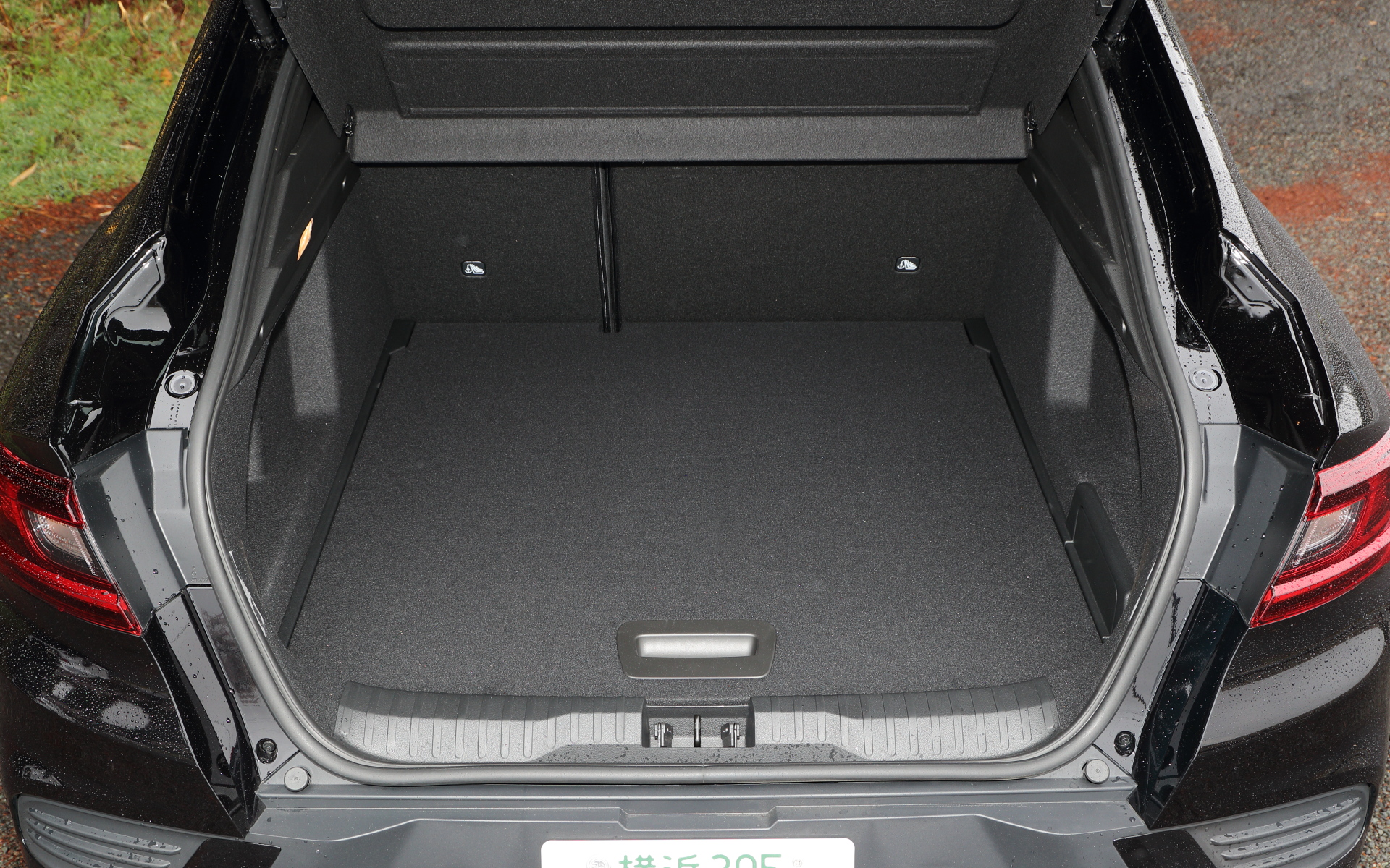 リアシートは6：4分割可倒式で、荷物の量によってアレンジが可能