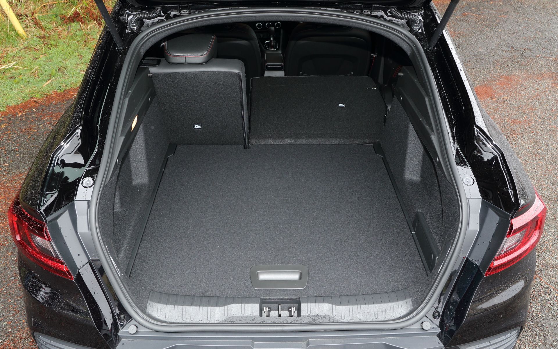 リアシートは6：4分割可倒式で、荷物の量によってアレンジが可能