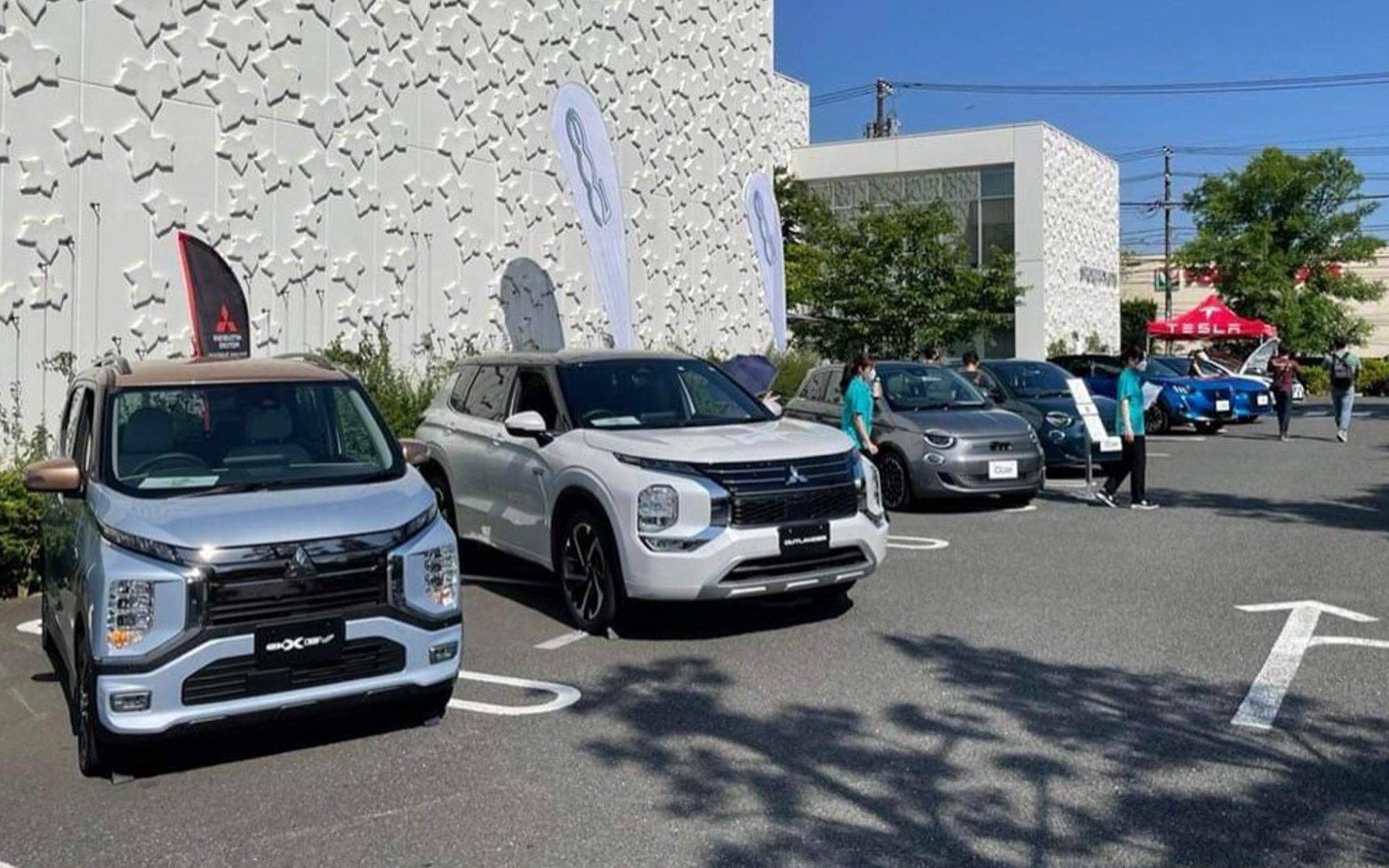 5月28日～29日に神奈川県茅ヶ崎市の湘南T-SITEで開催された「e-Mobility World2022 〜湘南発　e-Mobilityのある暮らし」。発表されたばかりの三菱「ekクロスEV」をはじめ、ヒョンデの「IONIQ5」、テスラ「Model3」、フィアット「500e」やトヨタ「bZ4X」、プジョー「e2008」や「DS3 CROSSBACK E-TENCE」などなど、たくさんのeモビリティが勢揃いしました。ekクロスEVはかなり注目度が高くて、皆さんドアを開けてあちこちをくまなくチェック。専用のボディカラーも好評だったみたいですね