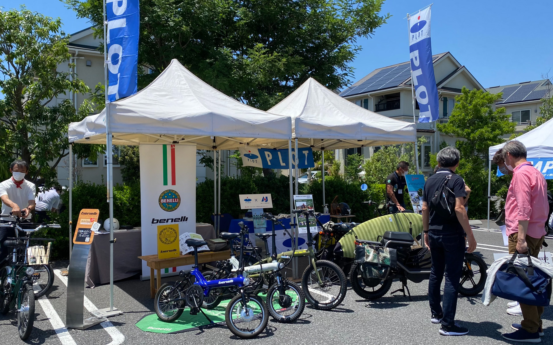 プロトが出展していた、電動バイクのゴッチアGEV600、電動アシスト自転車のベネリe-bikeも大人気。ベネリは折り畳むとちょうど軽自動車の荷室にすっぽり積めるサイズで、女性でも持ち上げやすい重量というのも魅力的。私も人力の折り畳み自転車はタイヤがちっちゃくて漕ぐのが大変なので（笑）、電動ならいいなぁと、こういうのを探していたんです！