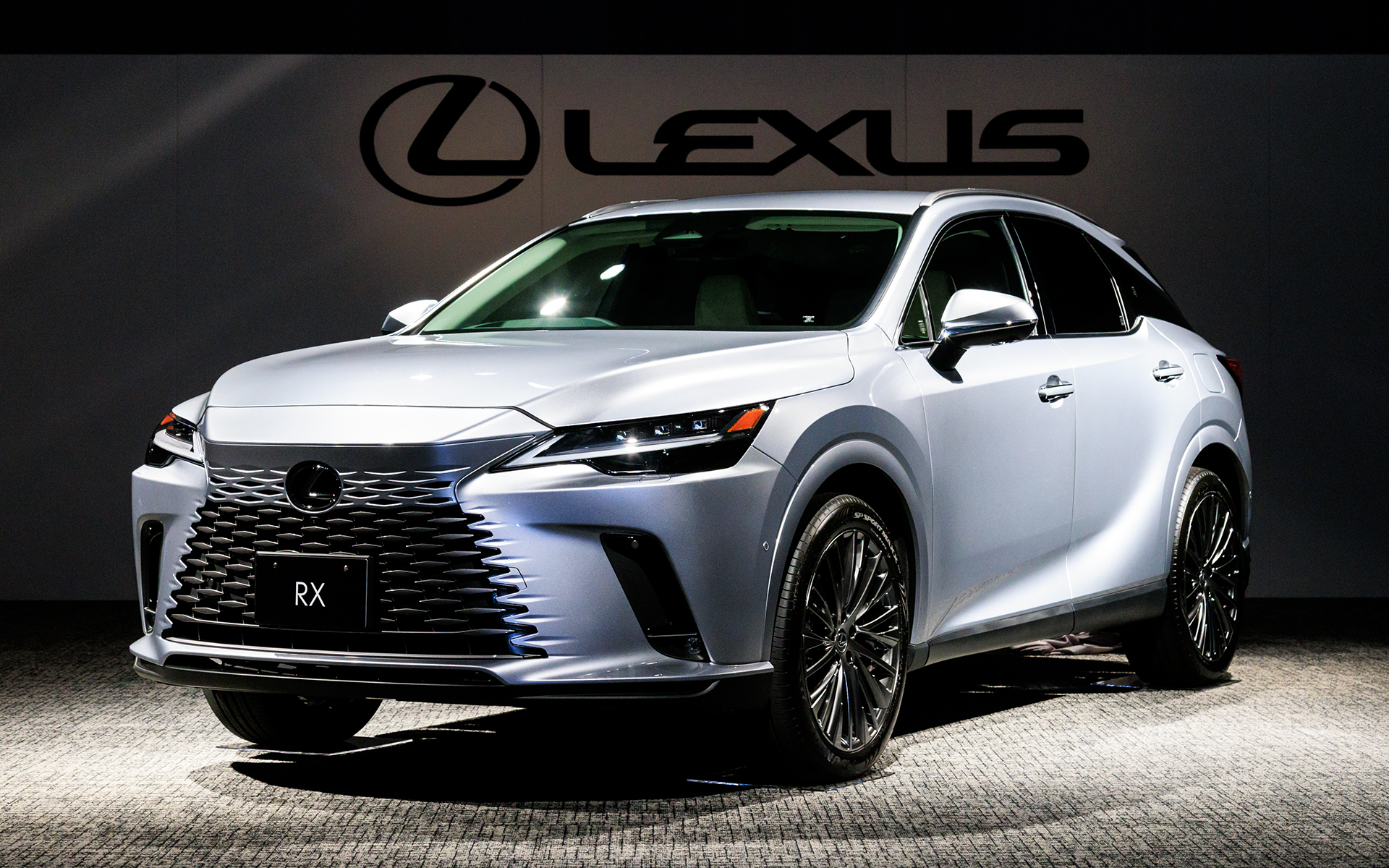 ワールドプレミアされた5代目レクサス「RX」。撮影車両はRX450h＋、ボディカラーはソニックイリジウム